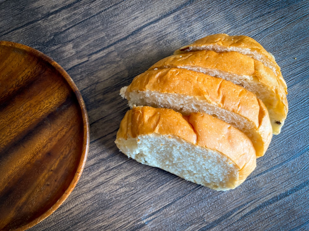 um pão ao lado de um pão