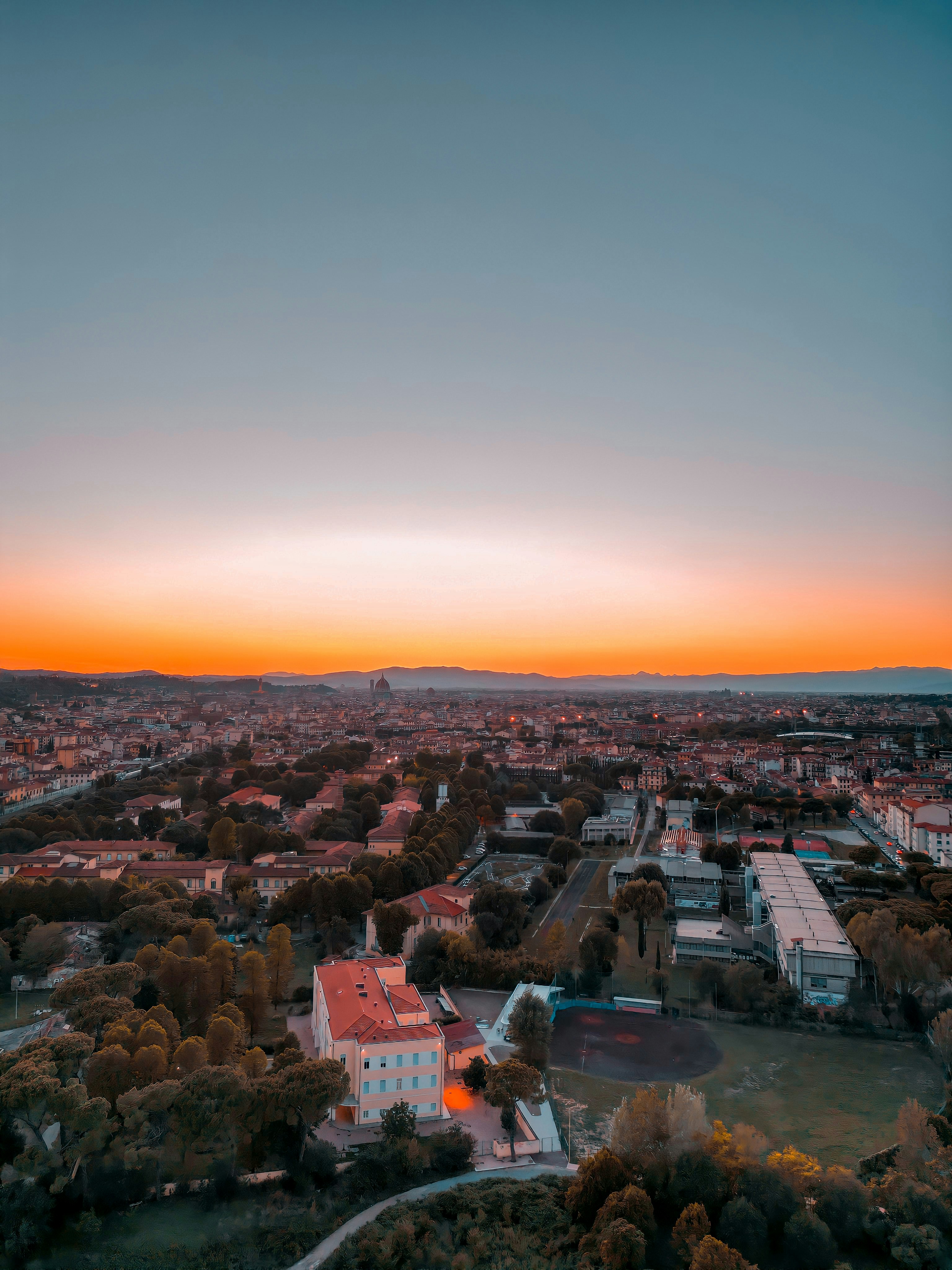 Una ciudad con un cuerpo de agua en el fondo