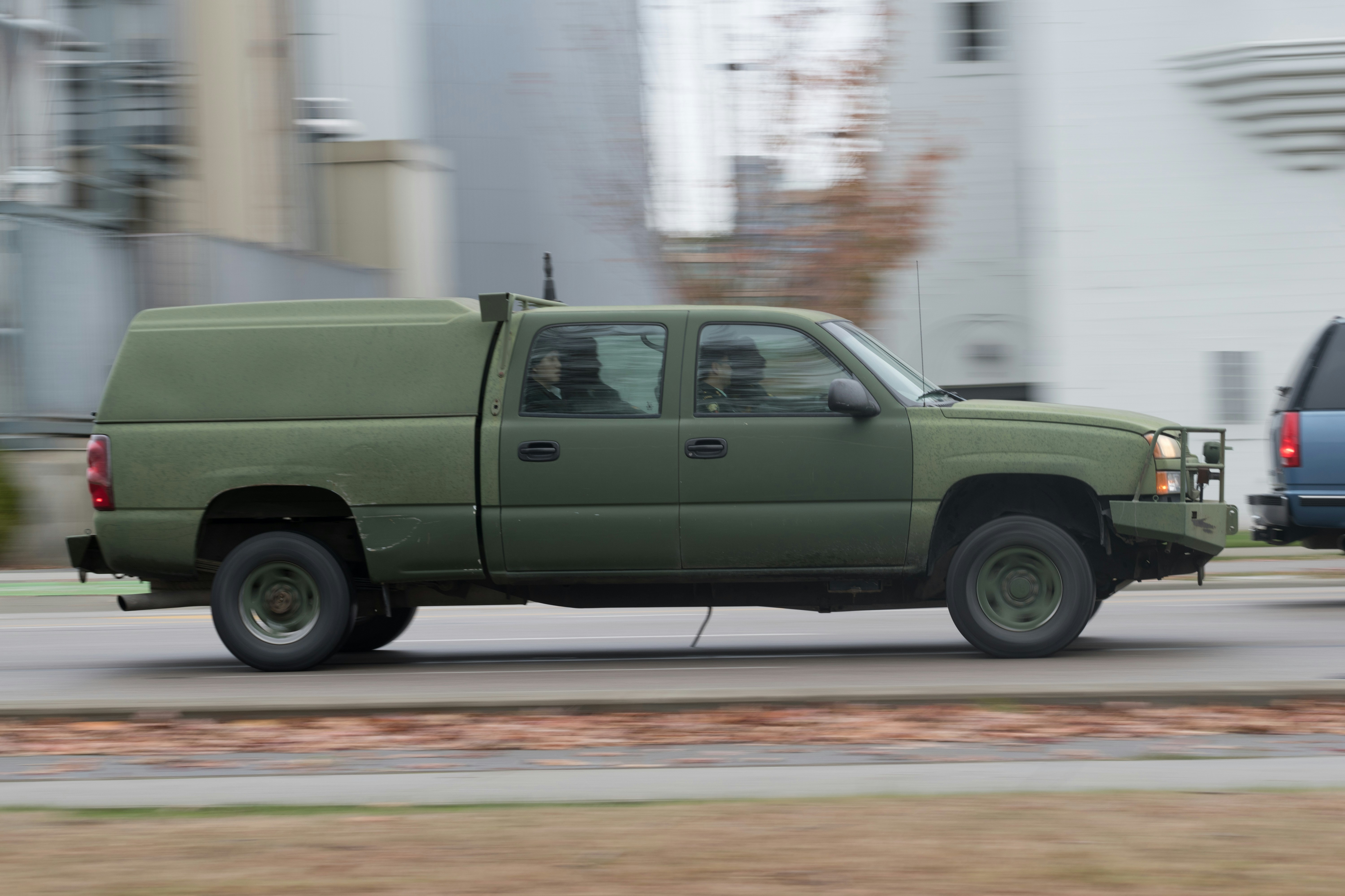Une camionnette verte sur une route