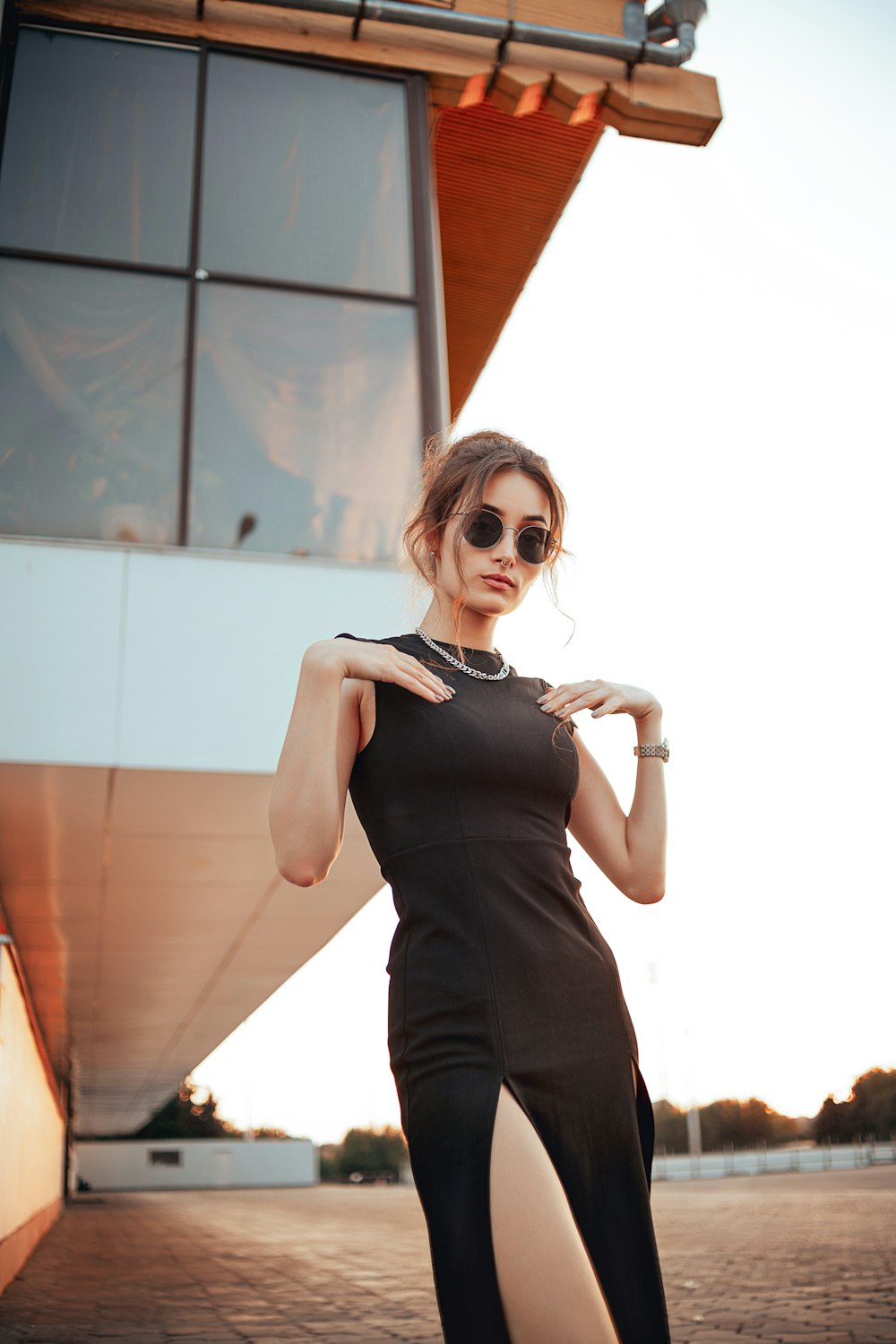 Una mujer posando para una foto