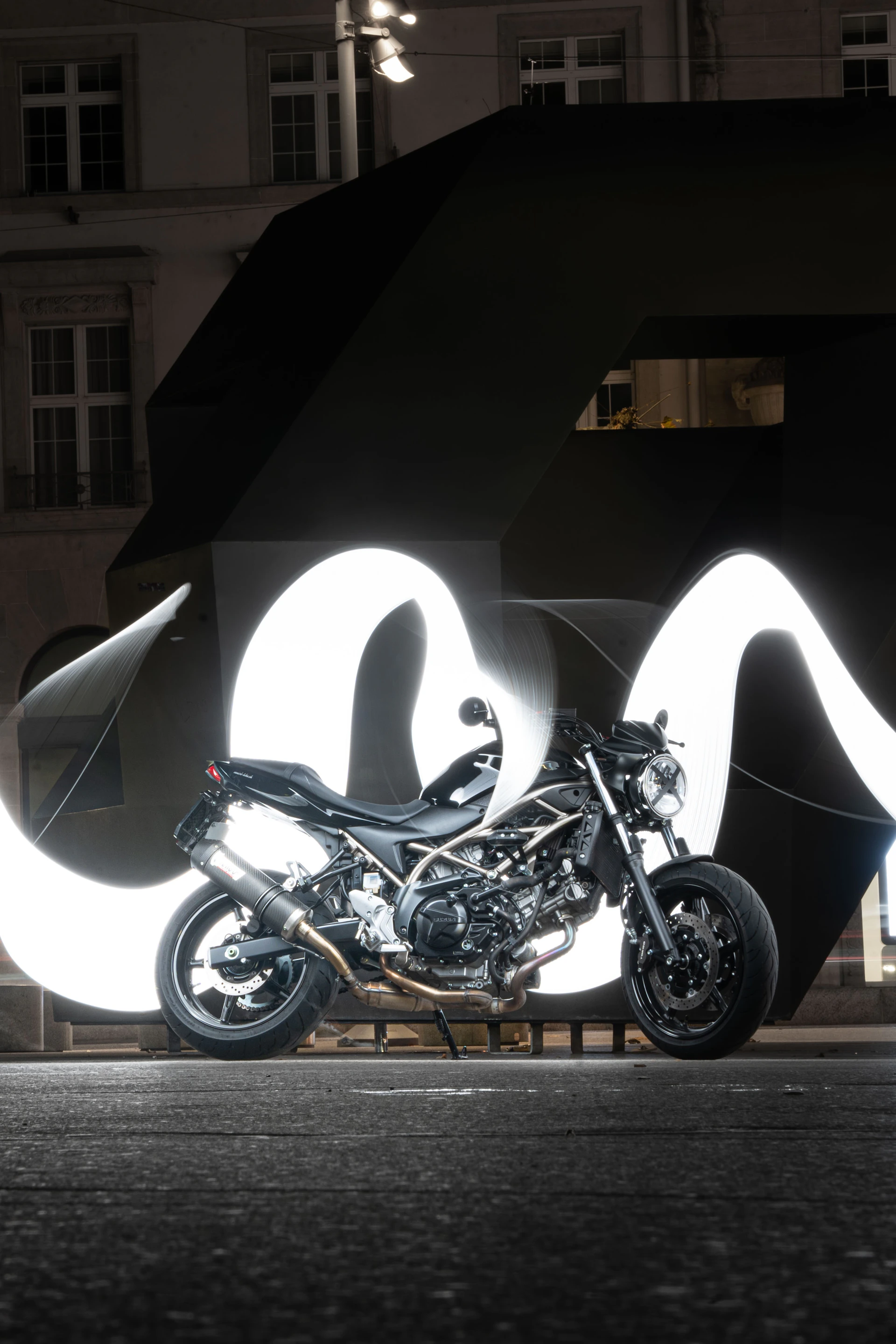 black and white bed linen