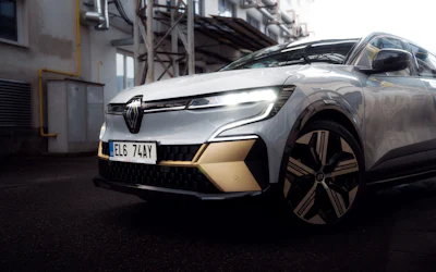 Renault Mégane électrique garée dans un garage