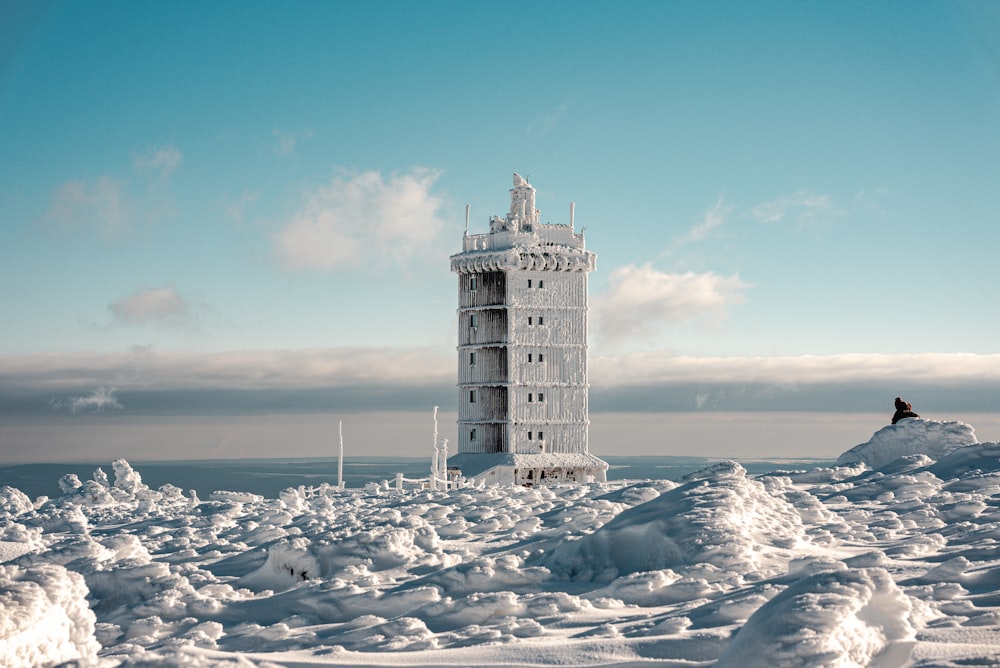 Ein Leuchtturm inmitten einer verschneiten Landschaft
