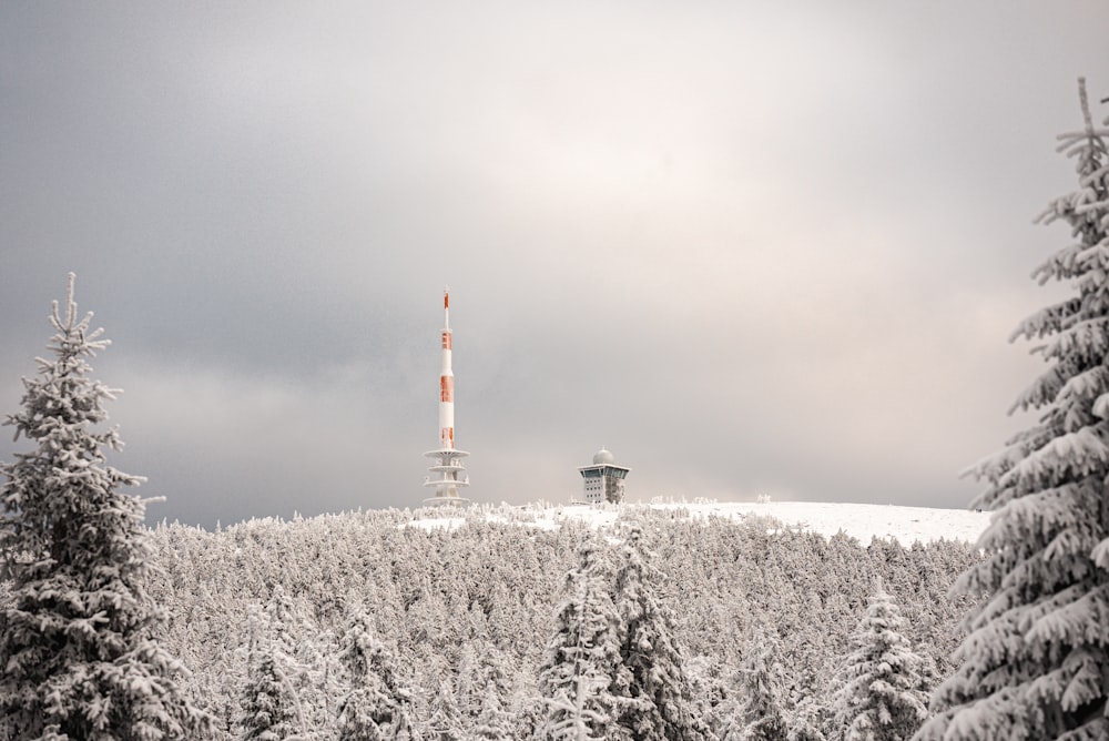 Ein Turm im Schnee
