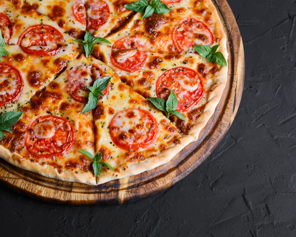 uma pizza com tomates e manjericão