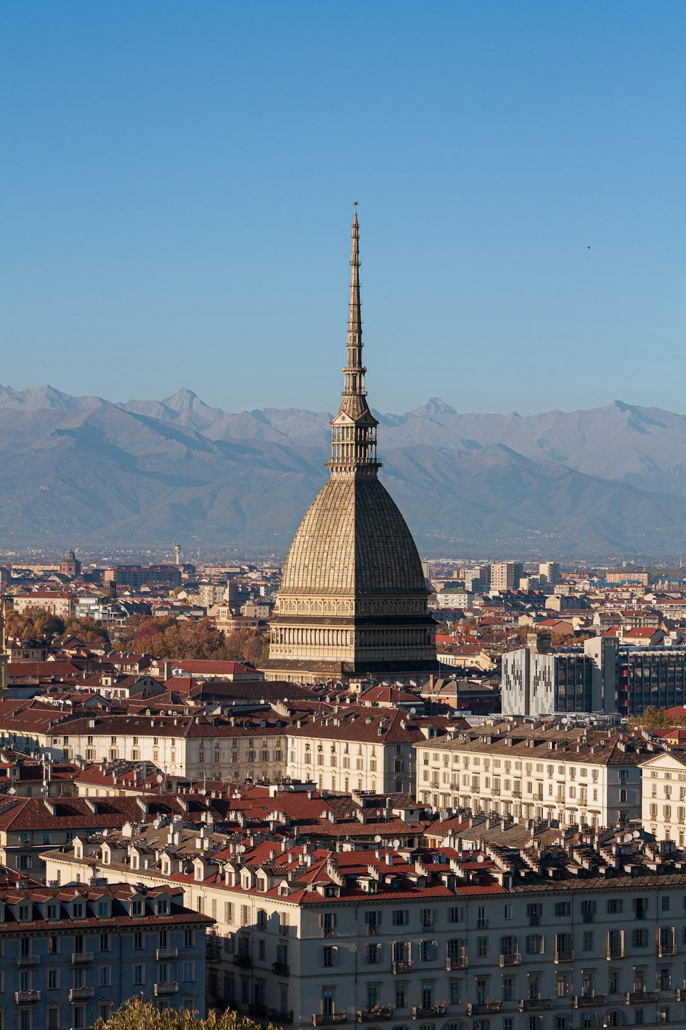 Una torre alta en una ciudad