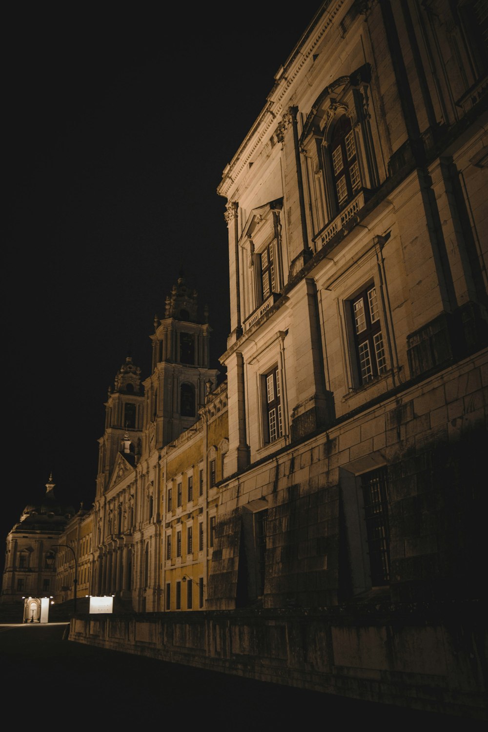 um edifício com uma grande janela