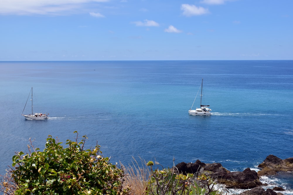 ein paar Boote im Wasser