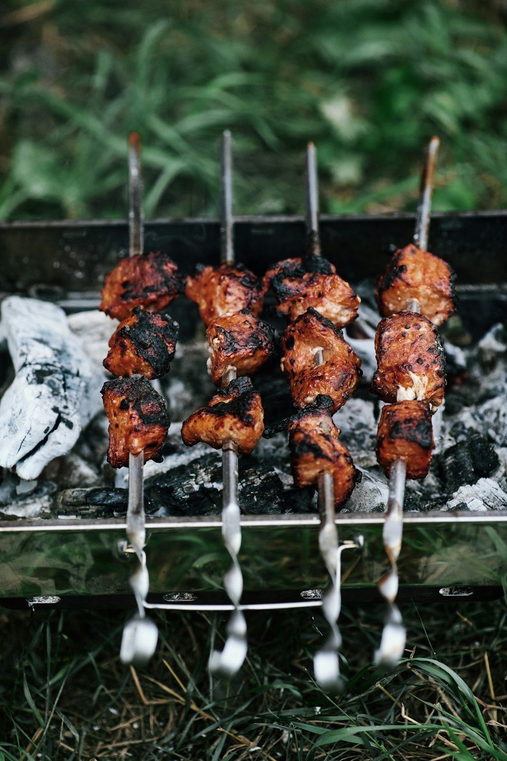 ein Grill mit Fleisch drauf