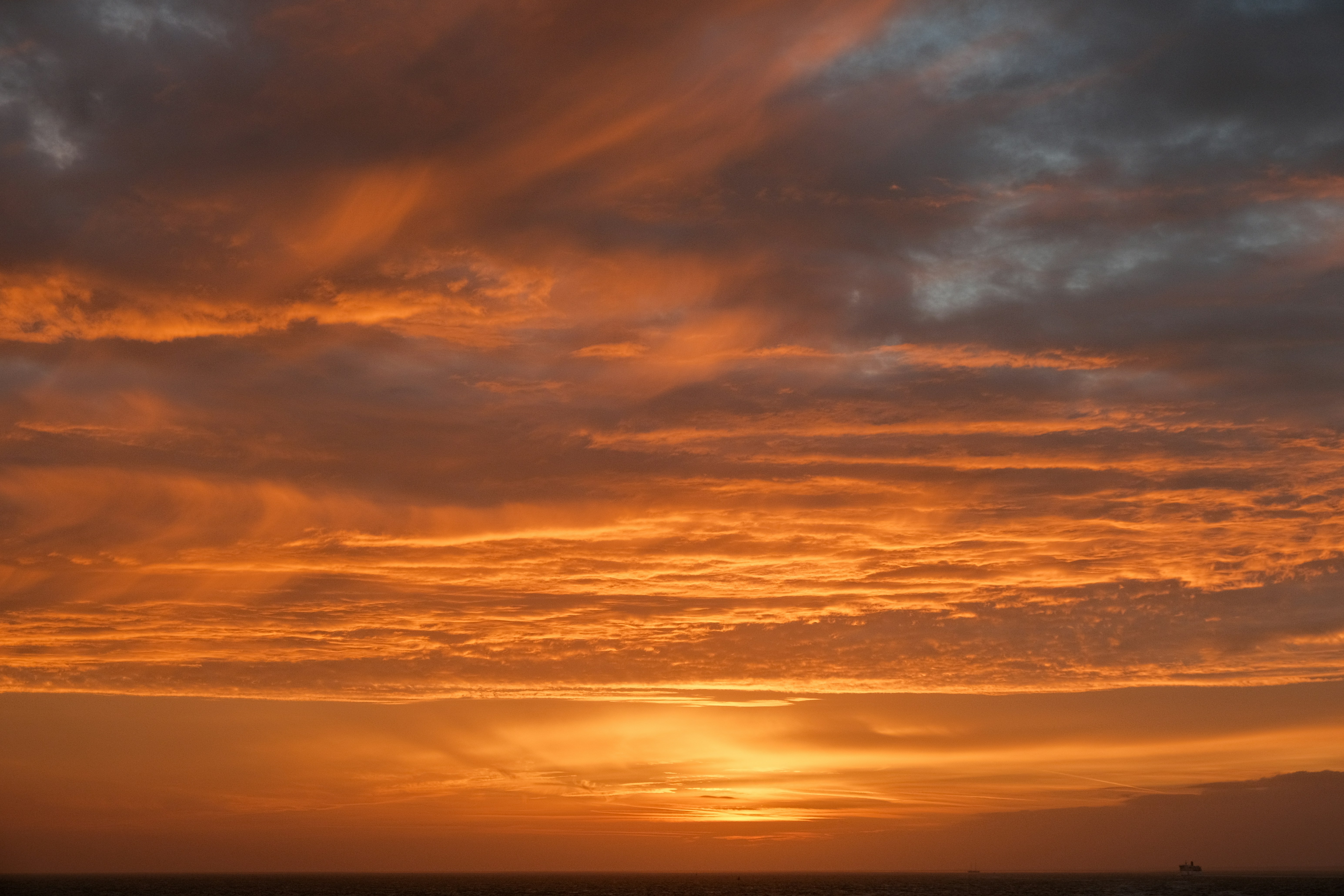 Ein Sonnenuntergang mit Wolken