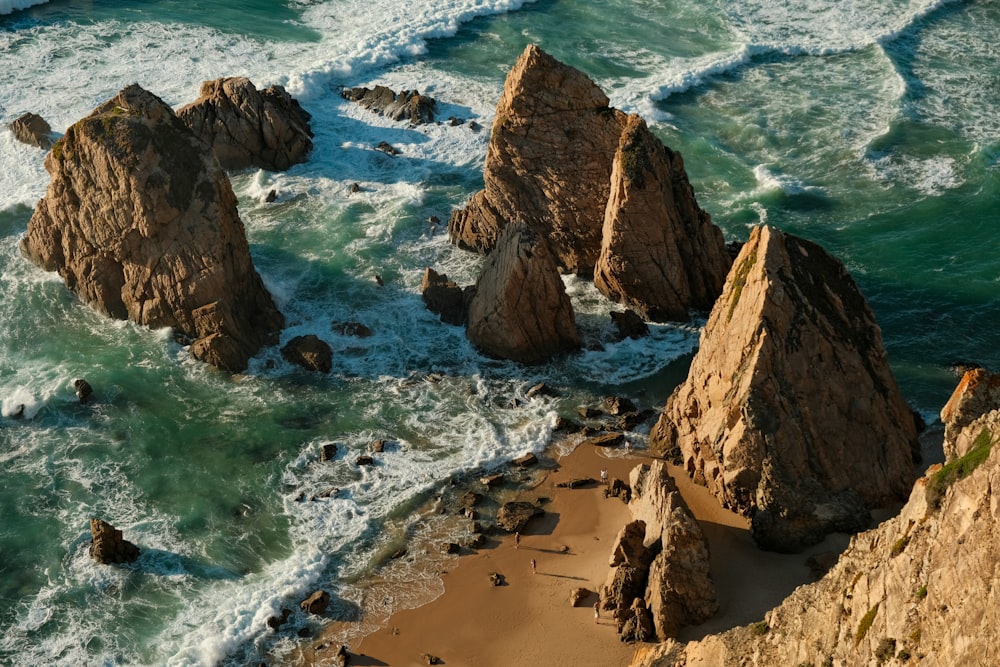 Un groupe de roches dans l’océan