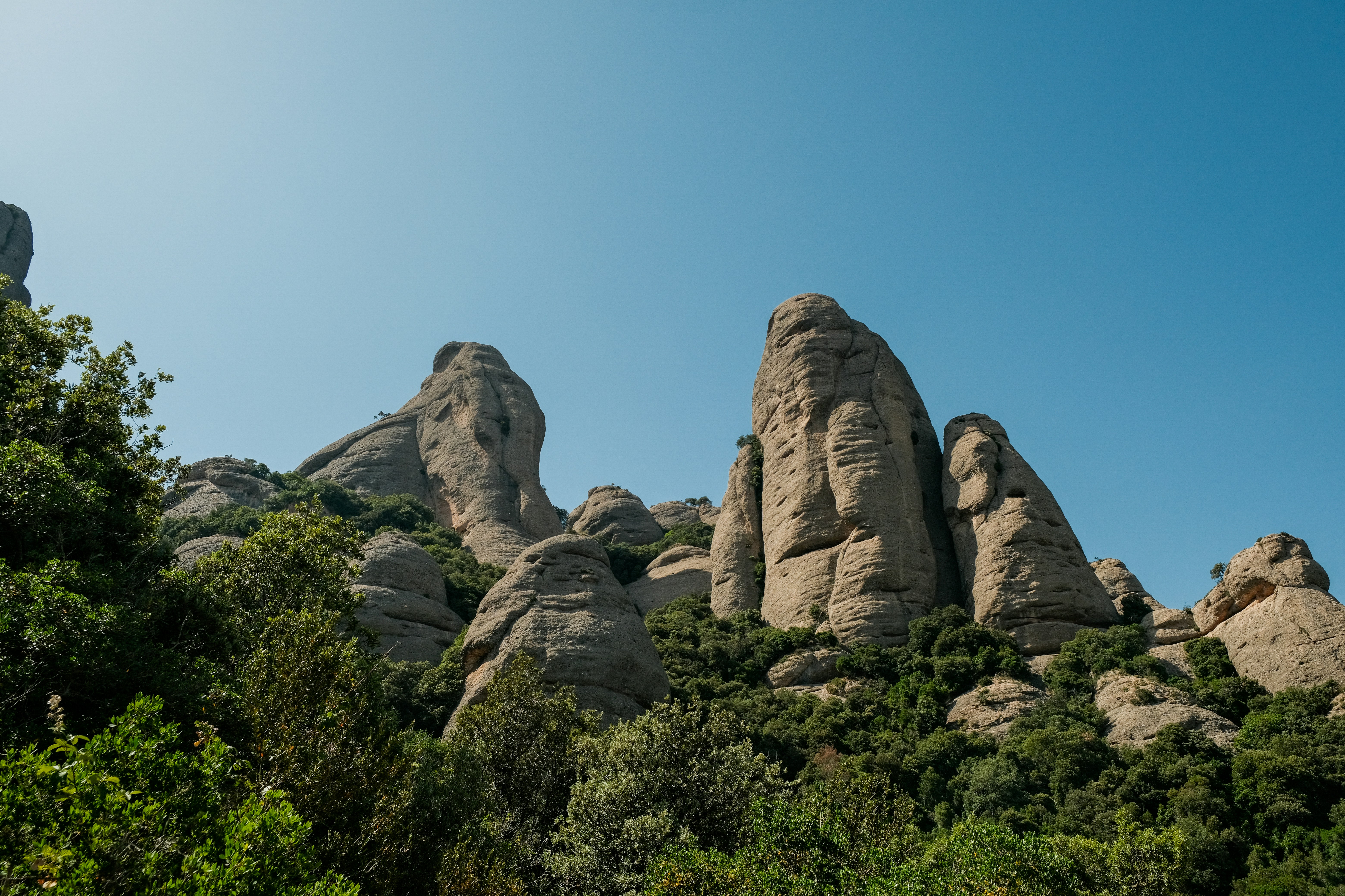 Eine Gruppe großer Felsen