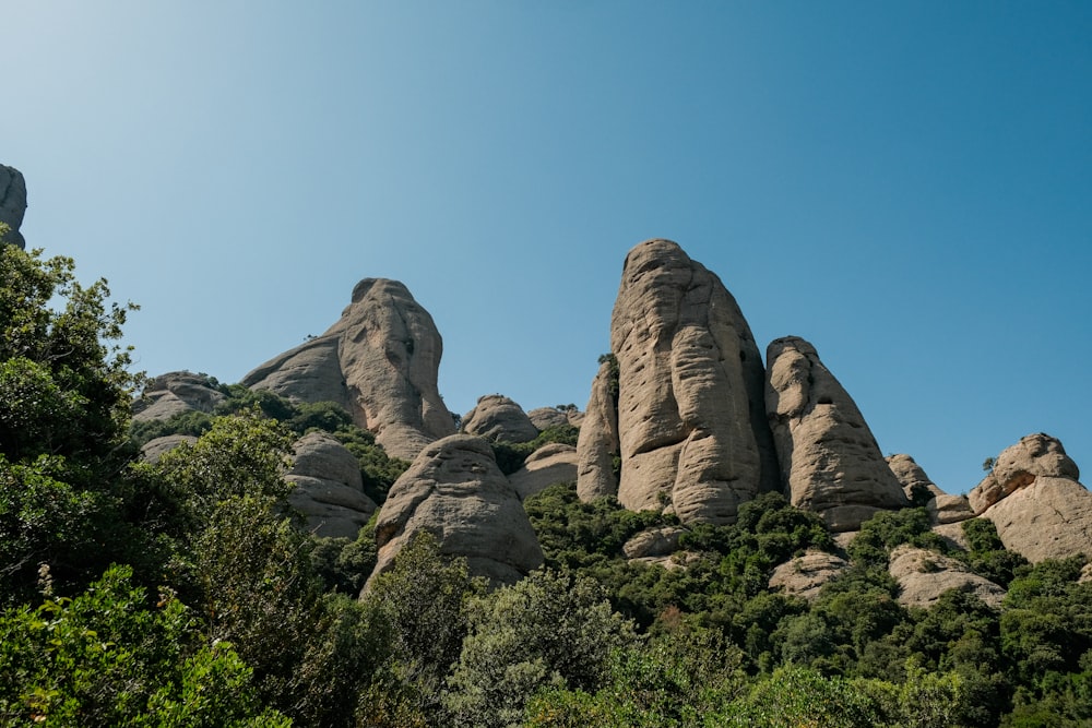 un groupe de gros rochers