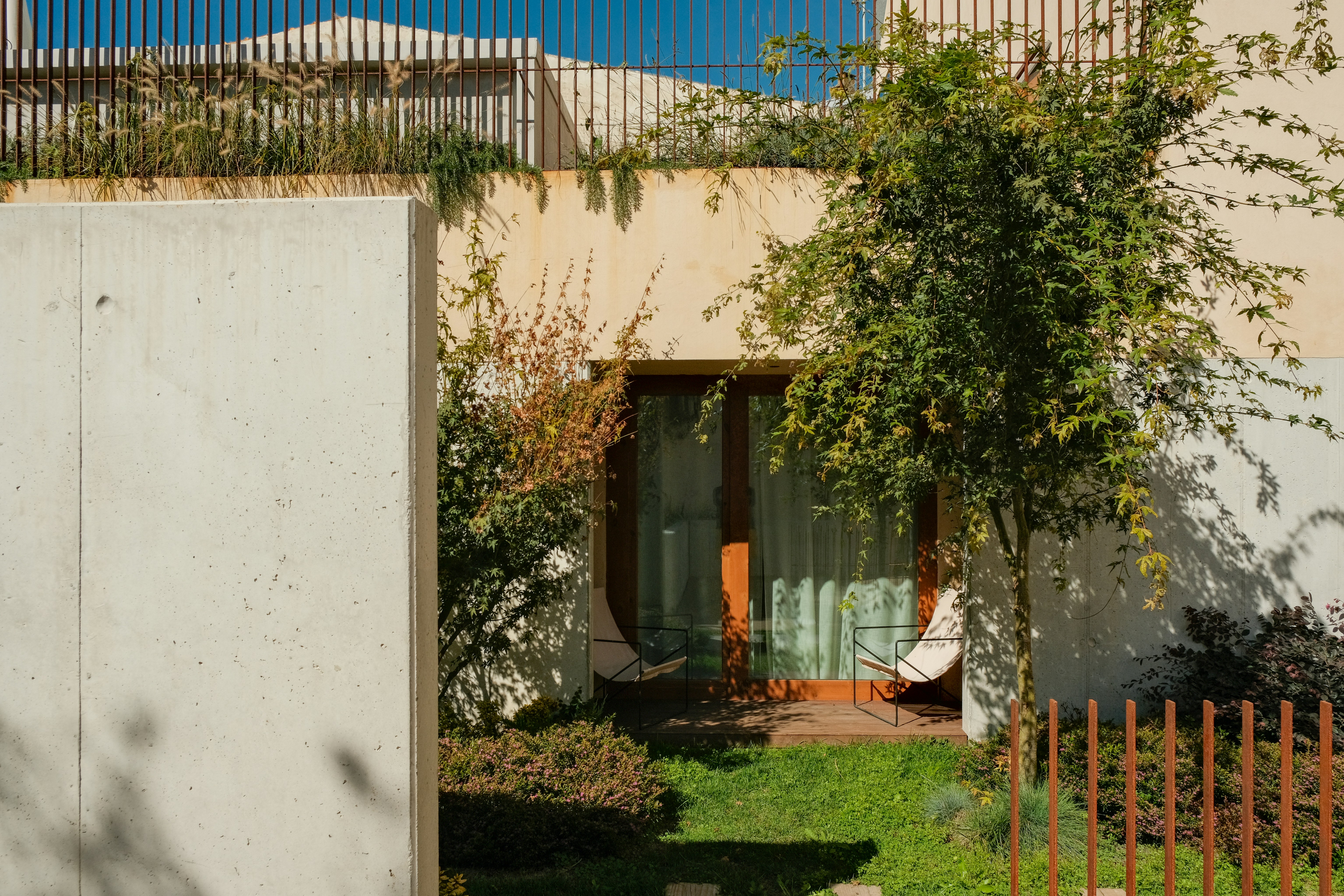 ein Gebäude mit einem Baum an der Vorderseite