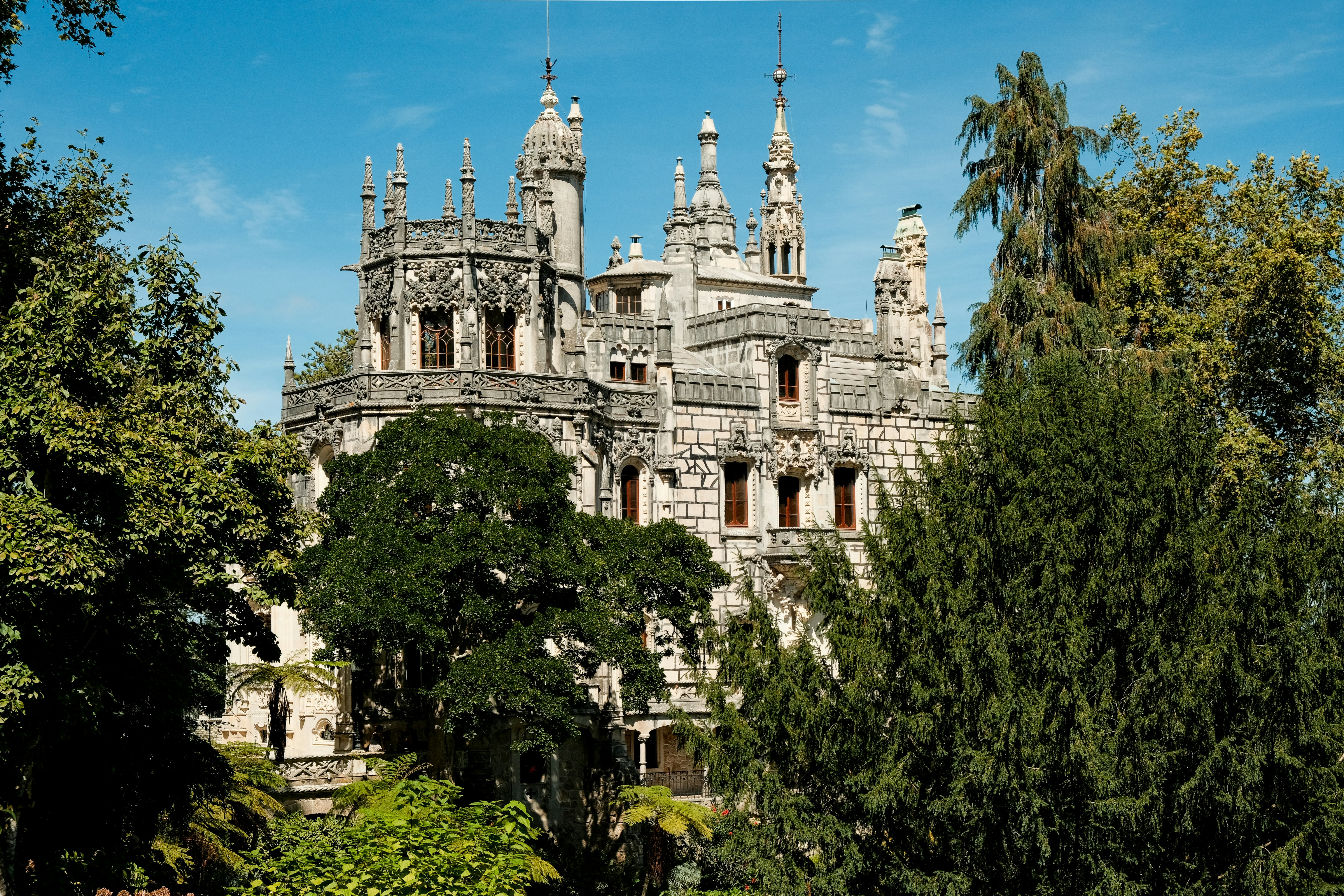 Ein großes weißes Schloss