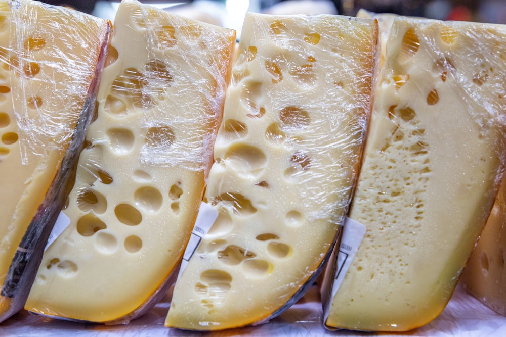 un groupe de fromages