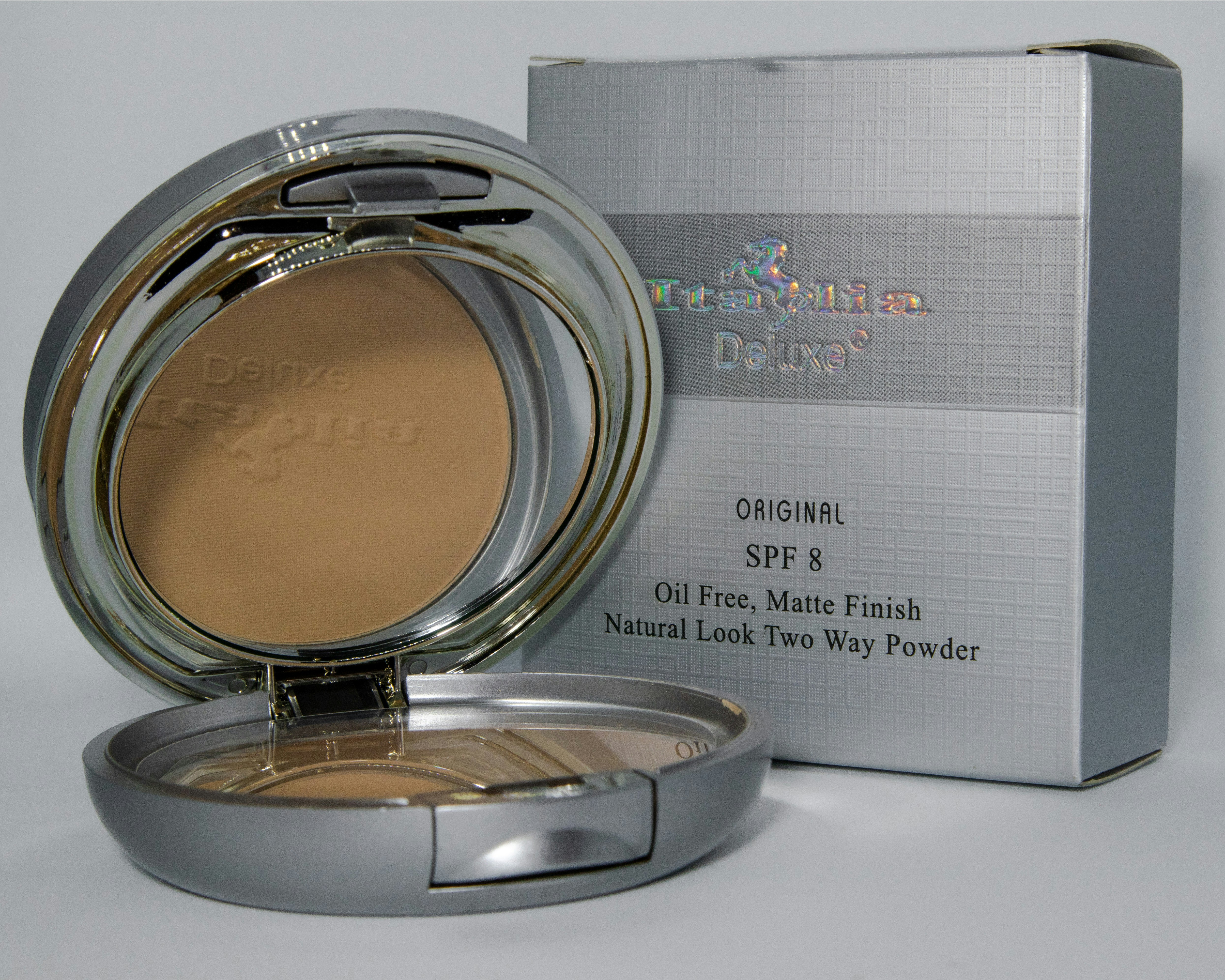 Aplicación de maquillaje en rostro de clienta.
