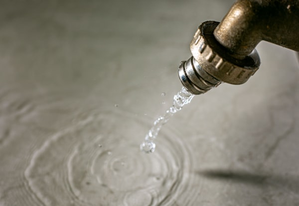 Een druppel water die in een glas valt
