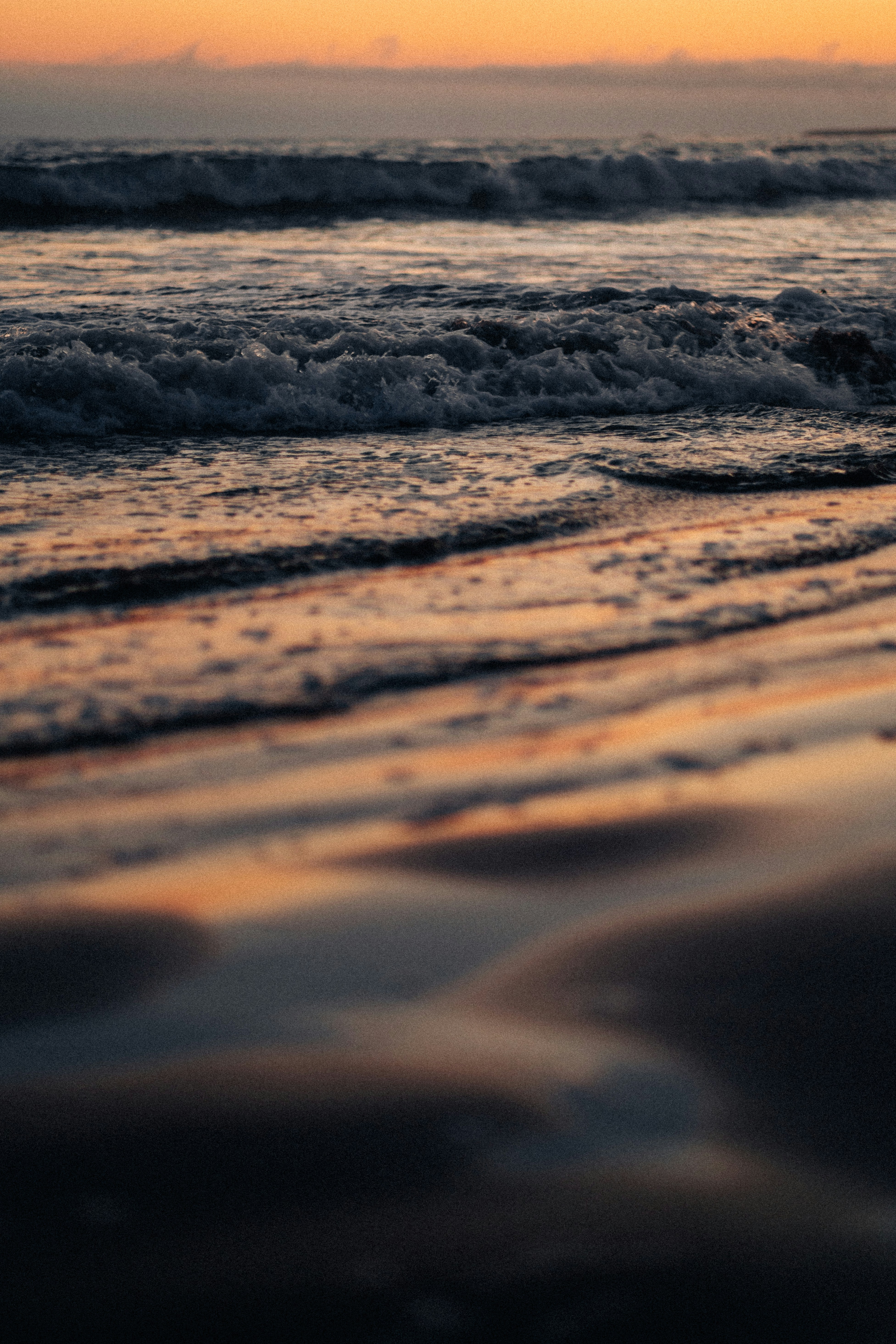 Wellen, die an einem Strand zusammenbrechen
