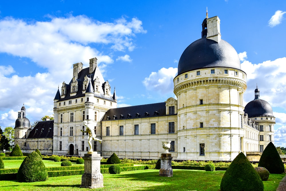 Un grande edificio bianco con un tetto a cupola e torri