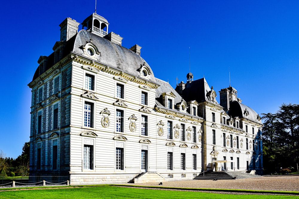 un grand bâtiment blanc