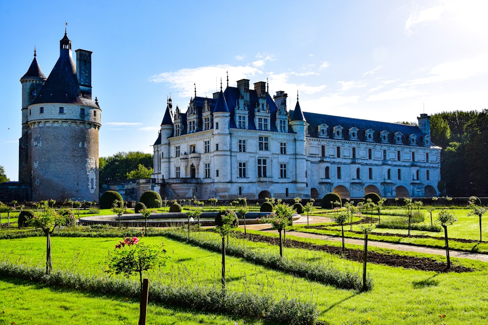 Un grand bâtiment avec une tour