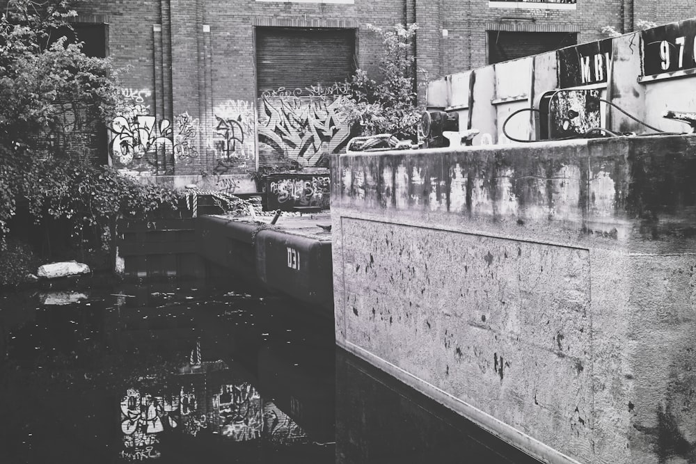 Una foto en blanco y negro de una fuente de agua con graffiti