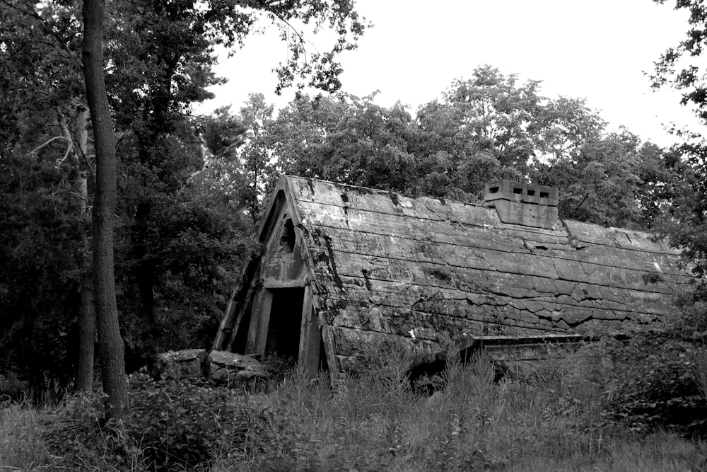 a log cabin in the woods