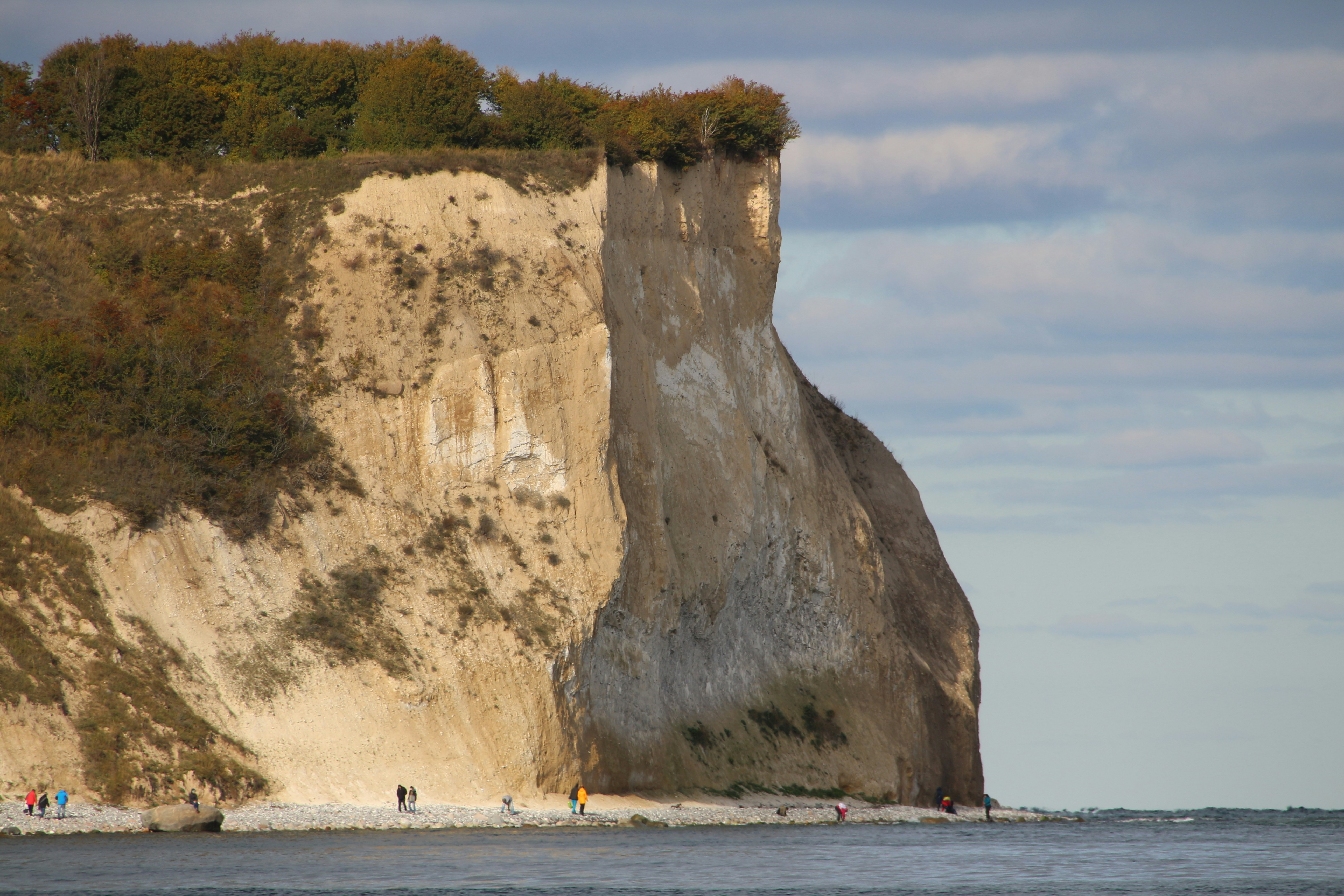 foto-zum-thema-eine-klippe-mit-menschen-darauf-kostenloses-bild-zu