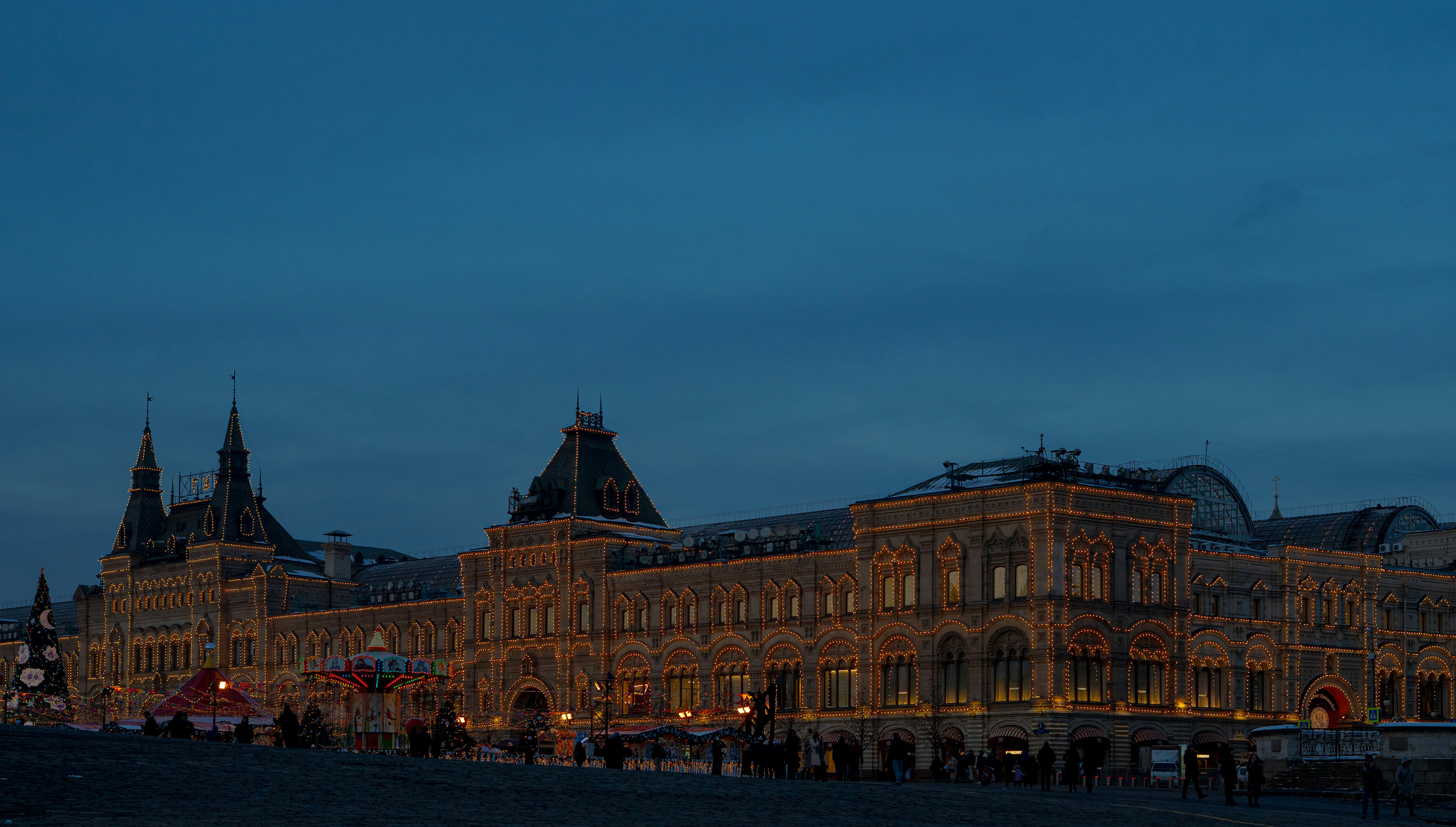 a large building with many windows