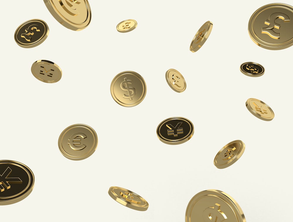 um grupo de moedas