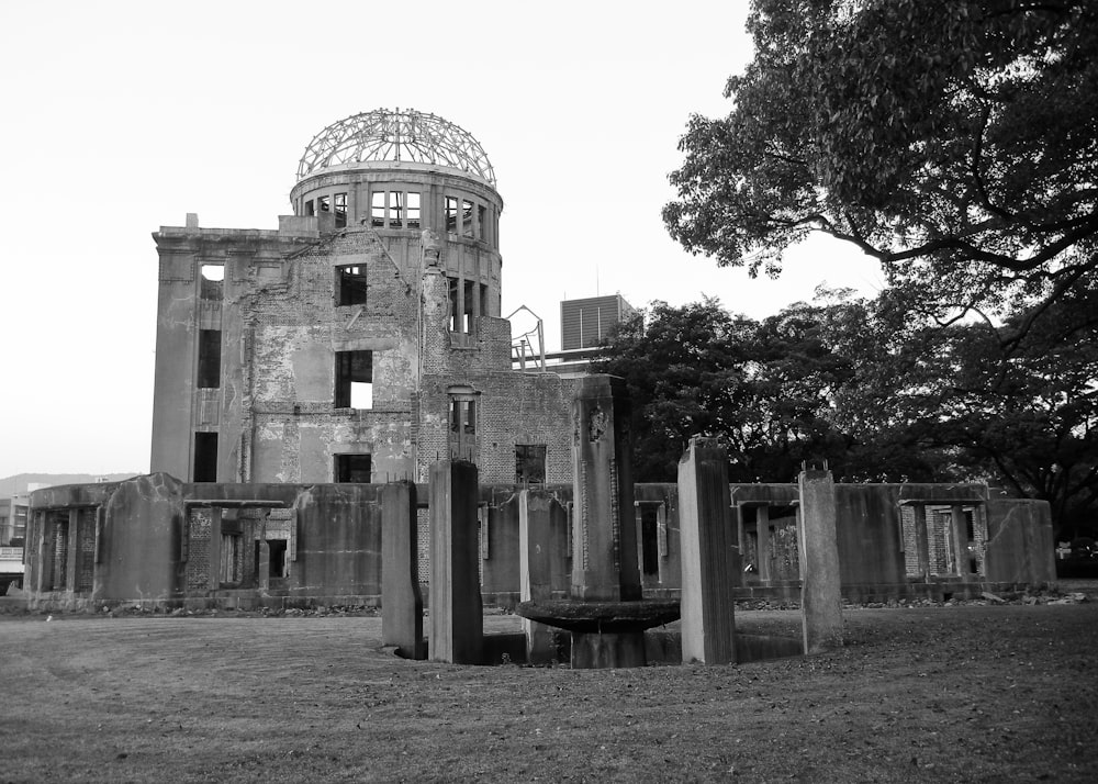 Un edificio con una cúpula en la parte superior