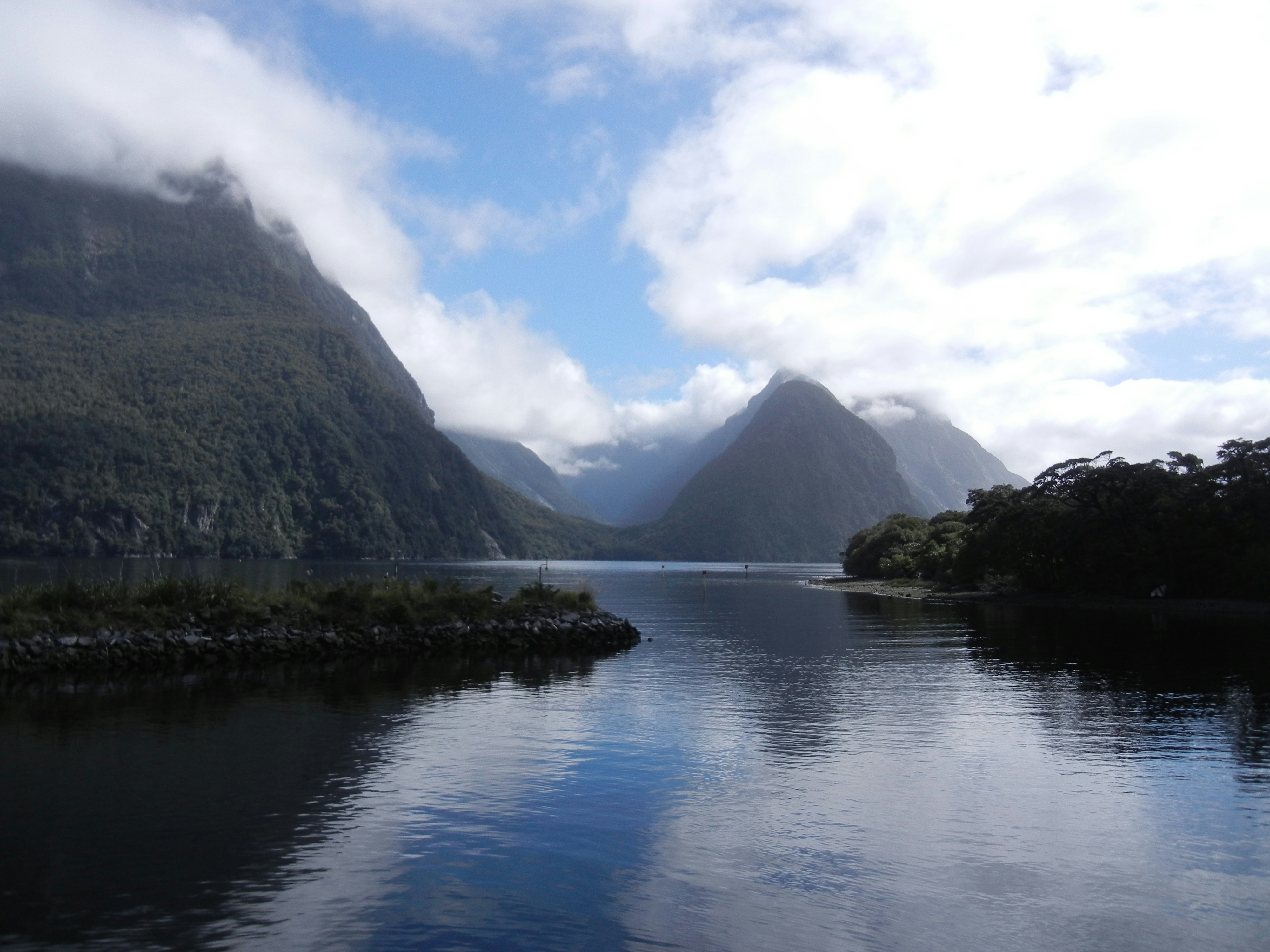 Stay online in the New Zealand with a prepaid eSIM from eSIMlii. Instant activation, no roaming charges, and reliable coverage.