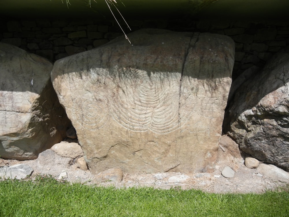 un rocher avec un visage sculpté dedans