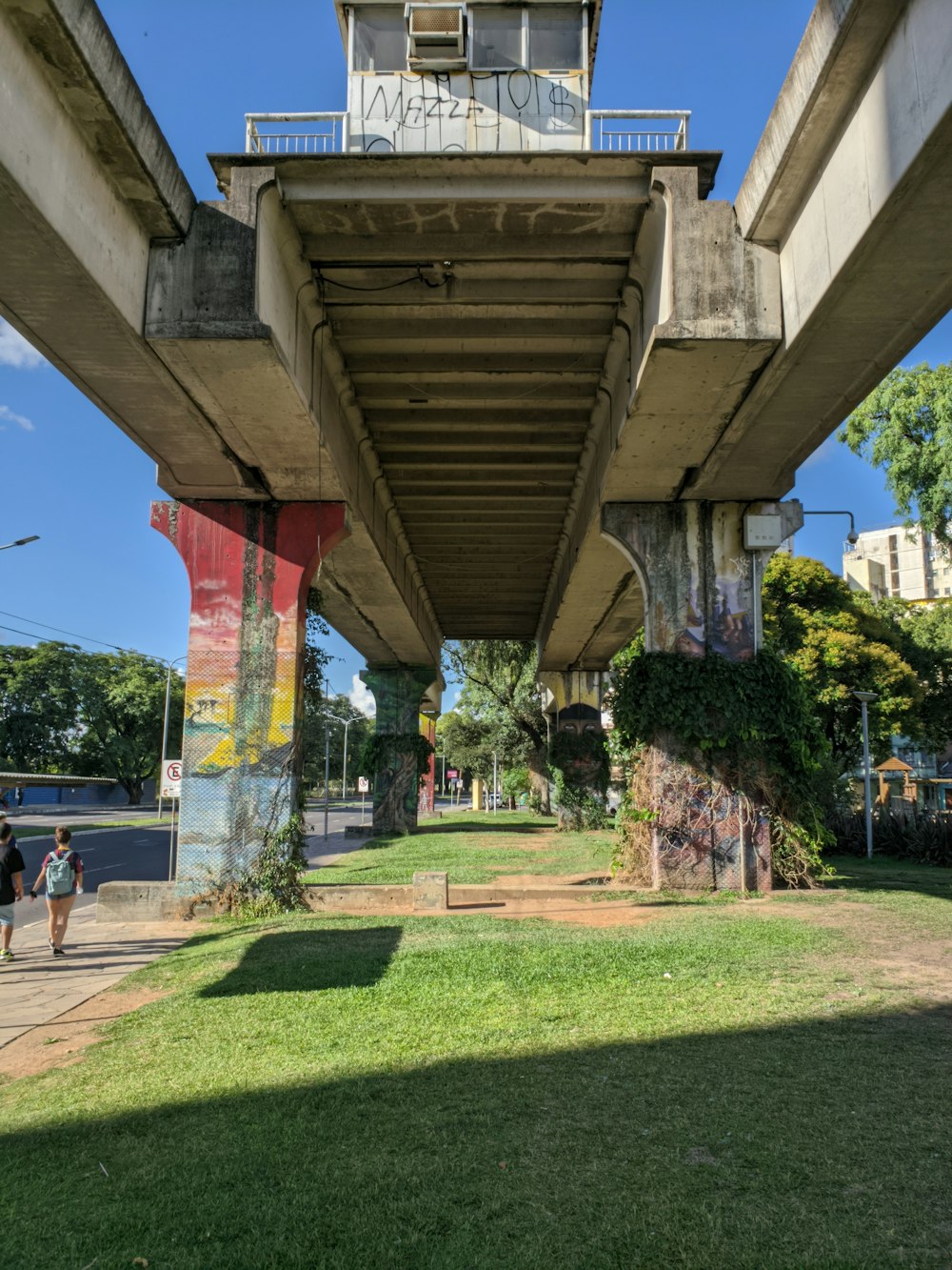 uma grande estrutura de concreto com uma passarela