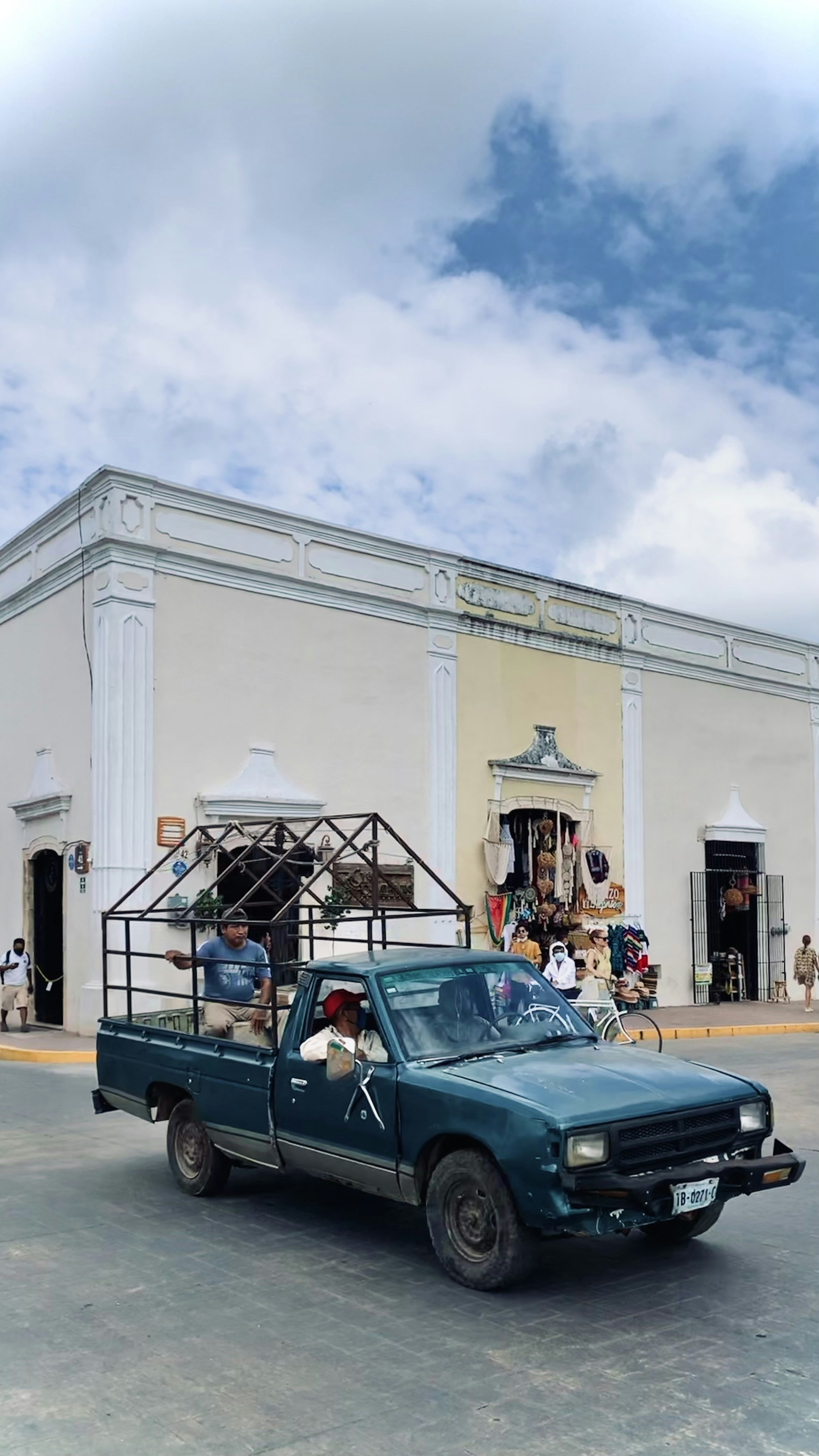 A car parked in front of a building photo – Free Mexico Image on Unsplash