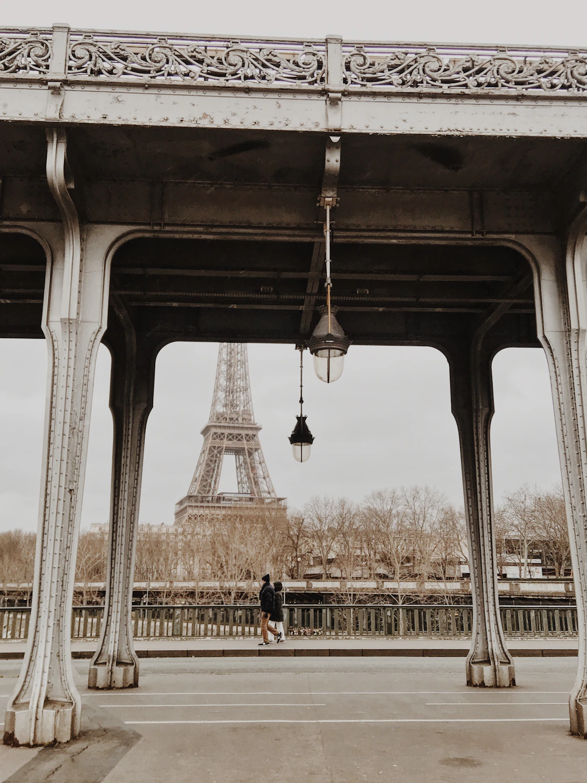 Une image composite montrant le Pont du Bosphore à Istanbul et la Tour Eiffel à Paris, symbolisant le lien entre la Turquie et la France et le pont entre les continents.