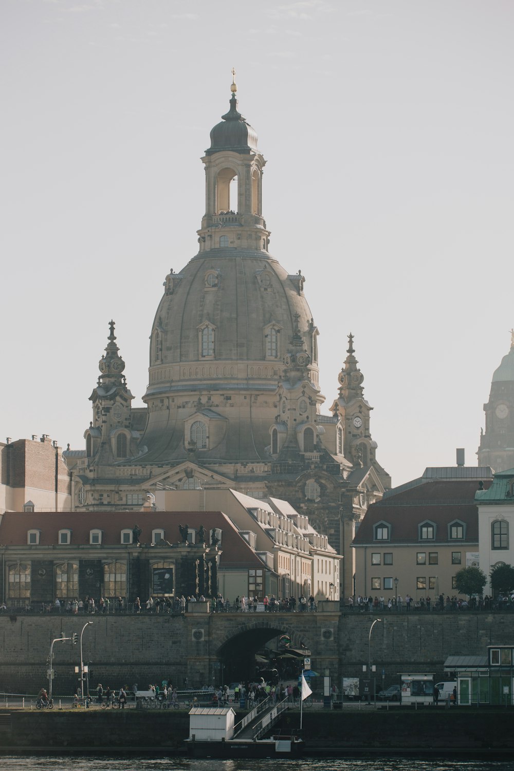 un grande edificio con una cupola con la Frauenkirche di Dresda sullo sfondo