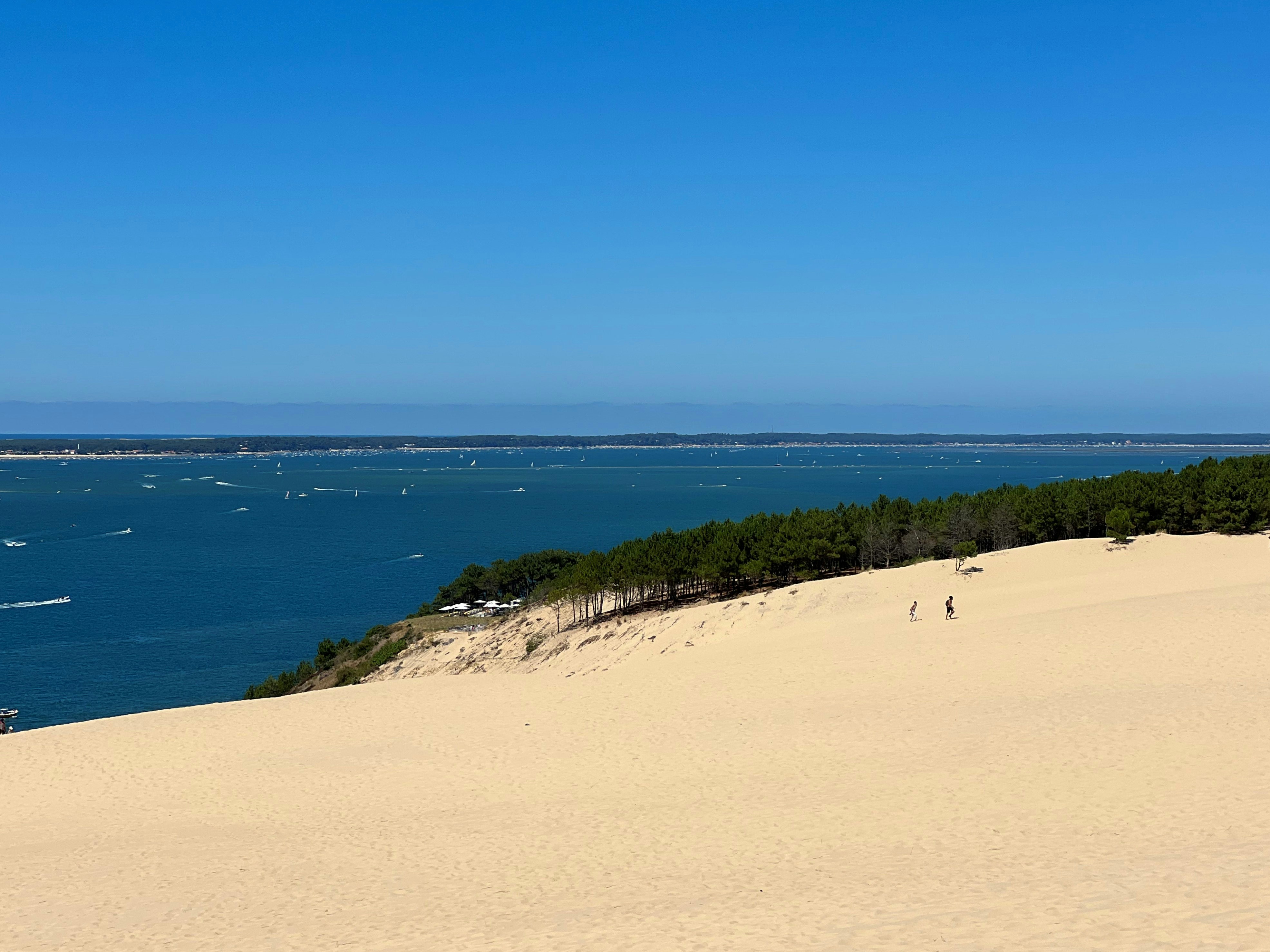 uma praia com um corpo de água no fundo