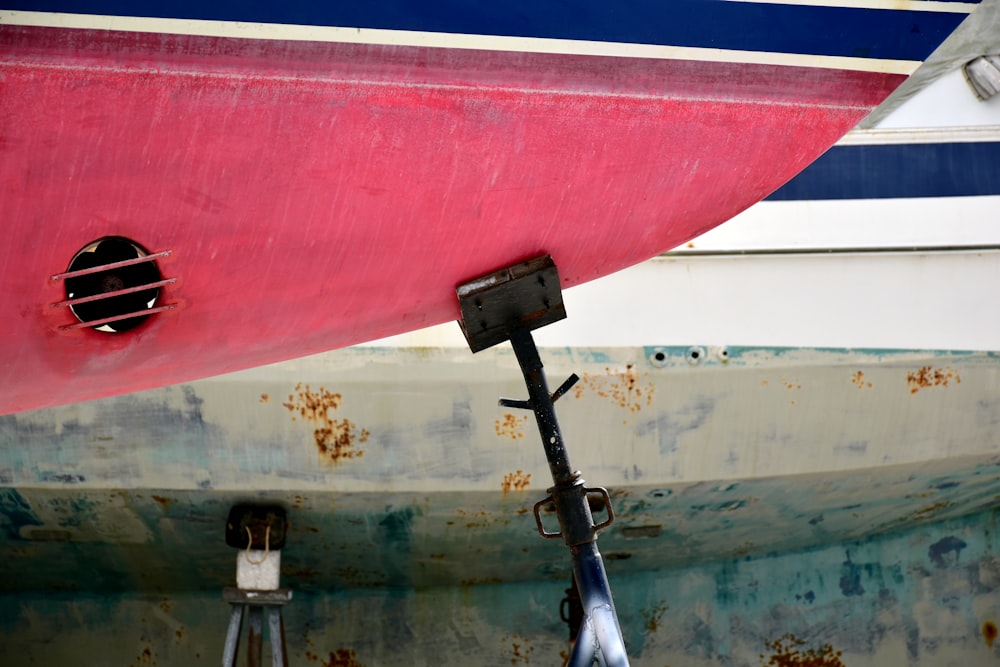 Un primer plano de un barco