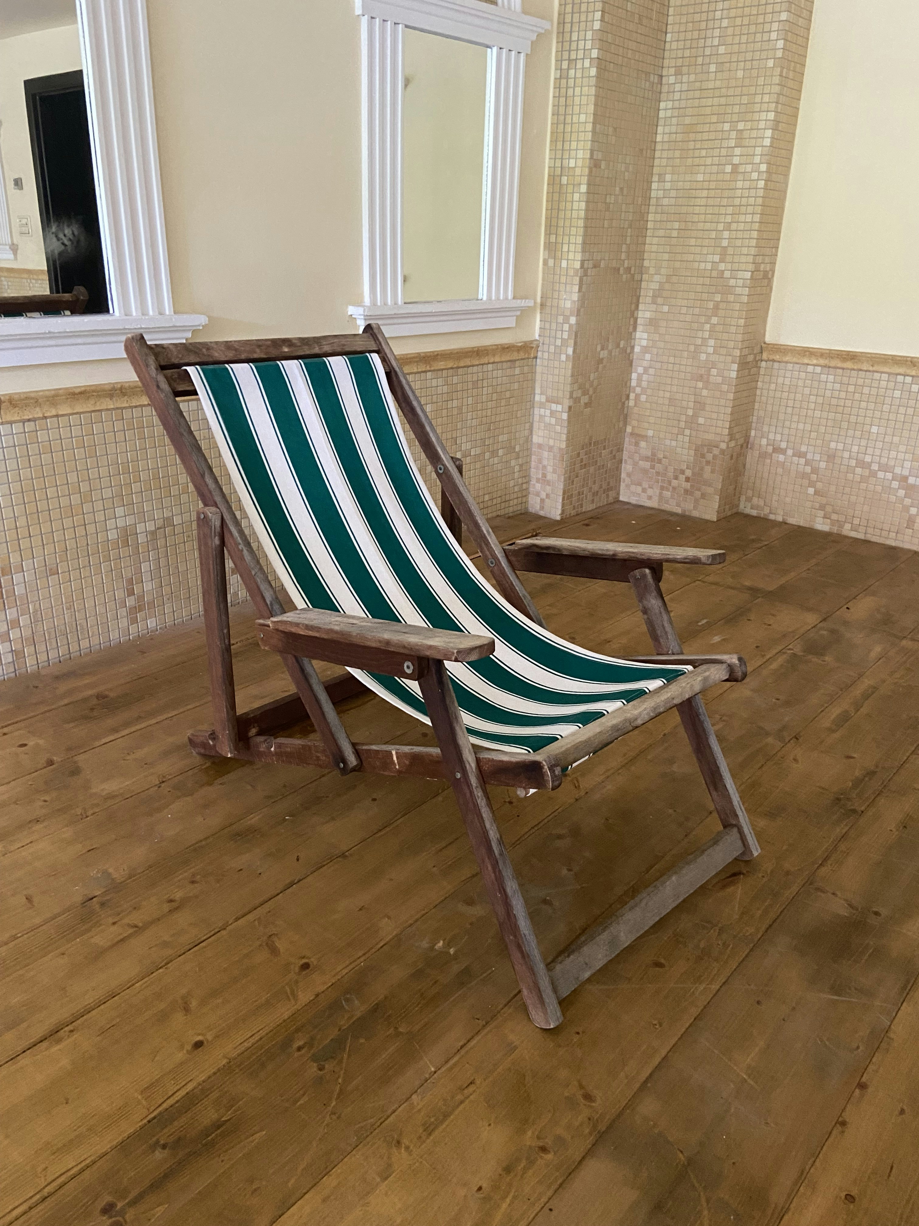 Una silla en una habitación