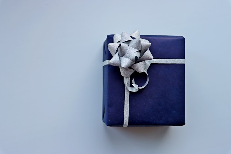 Scatola regalo blu su sfondo neutro