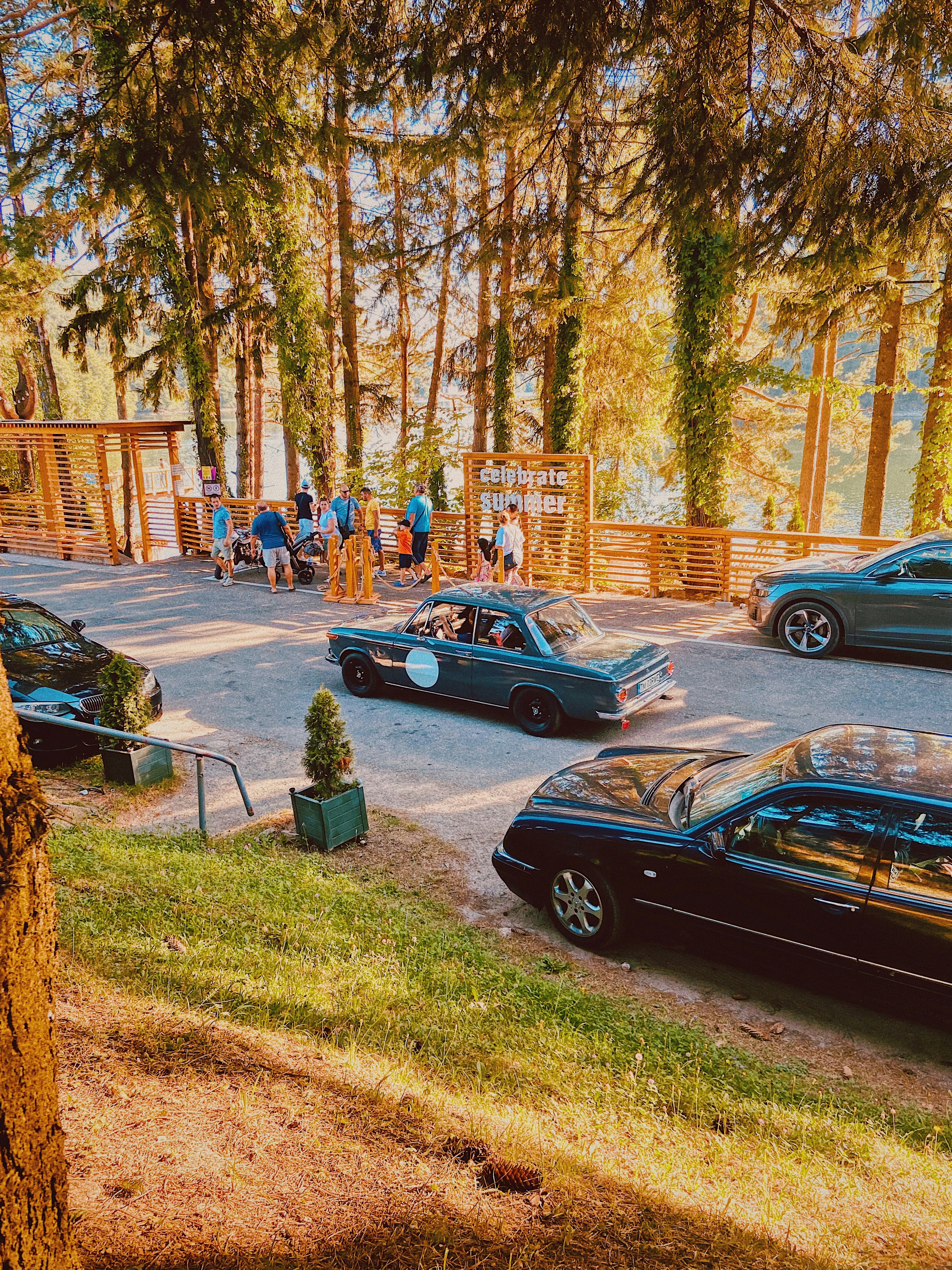 Un grupo de autos estacionados al costado de una carretera