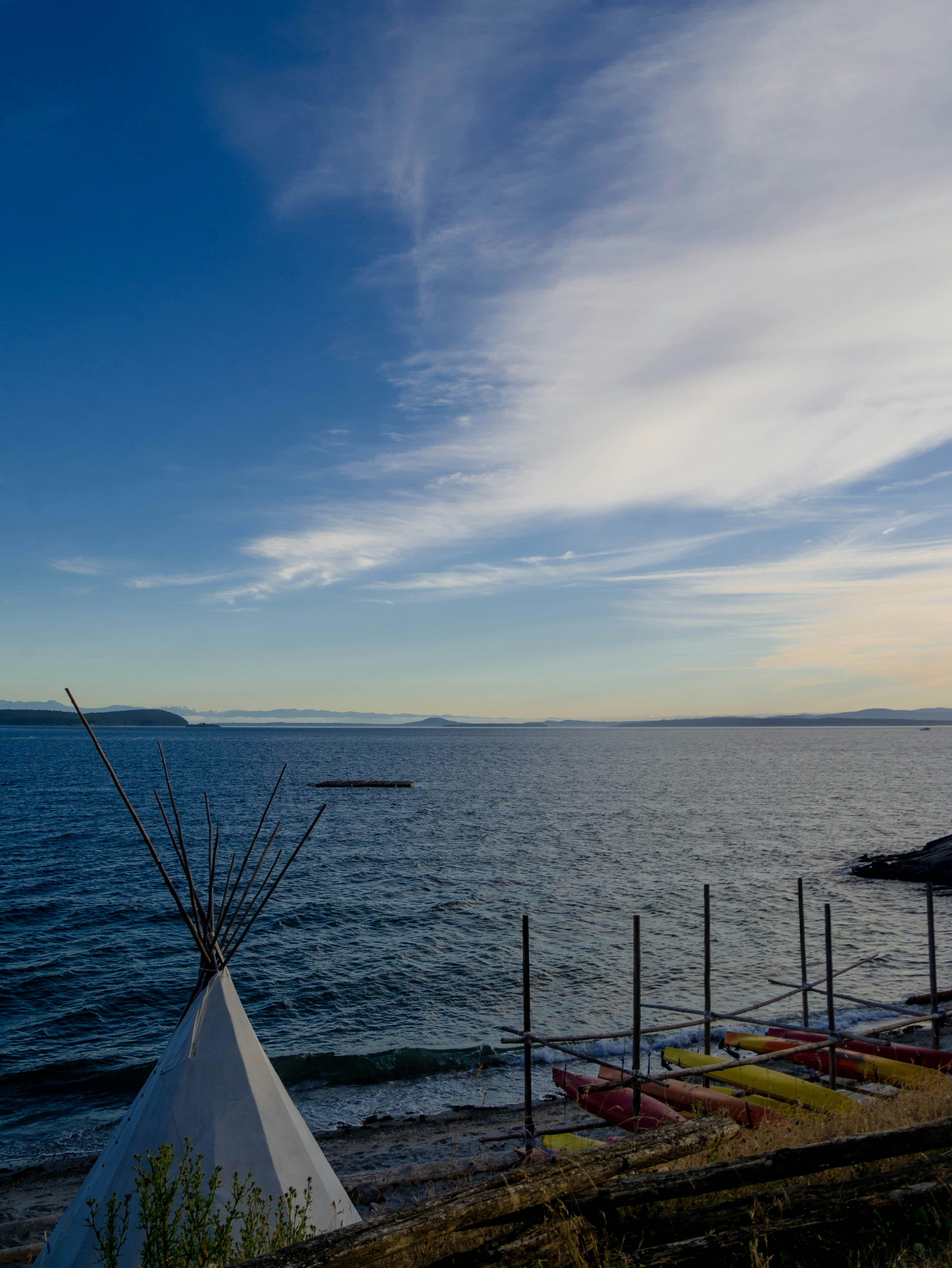 ein Gewässer mit einem Dock und einem Boot darin