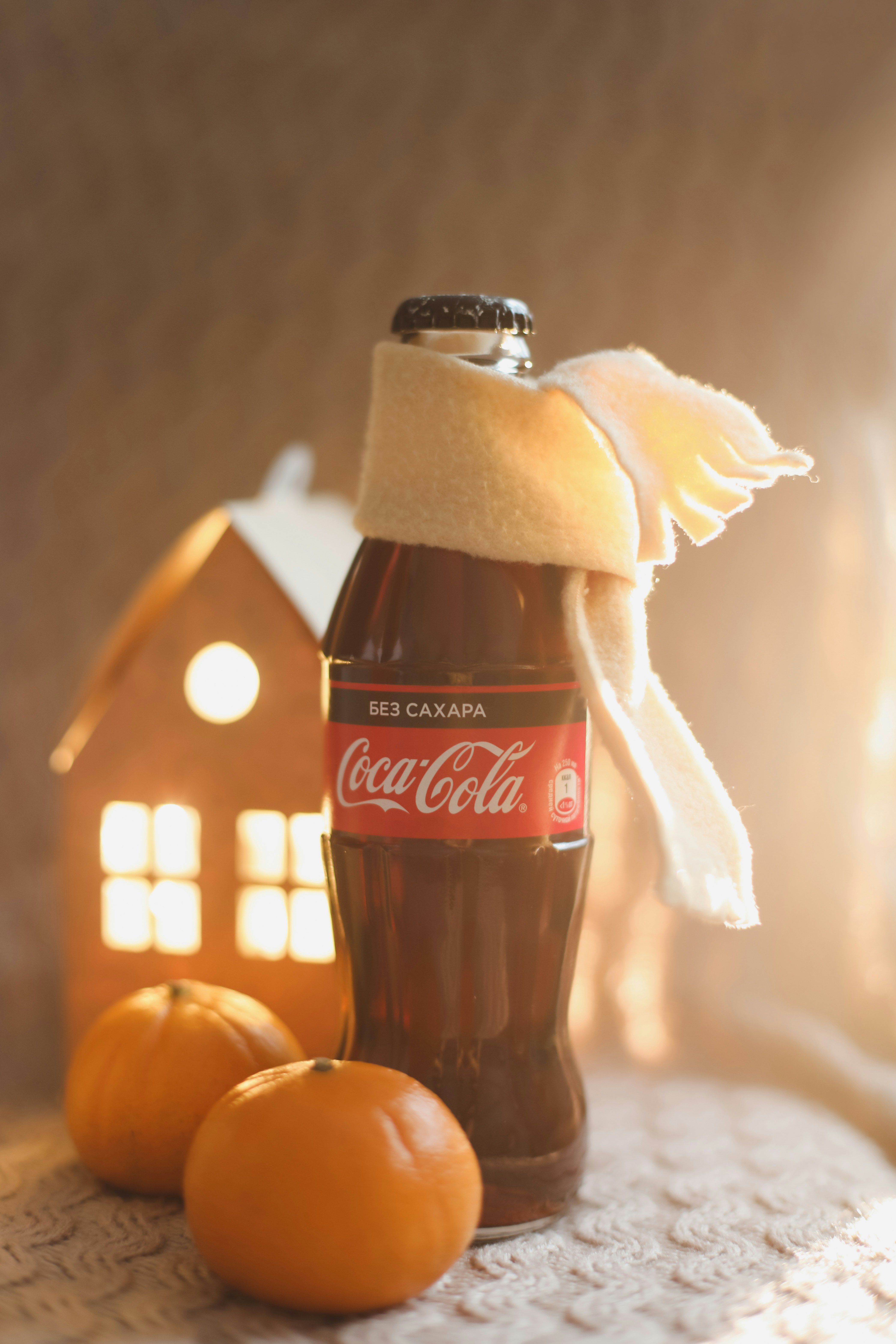 eine Flasche Schnaps neben einem Glas mit brauner Flüssigkeit