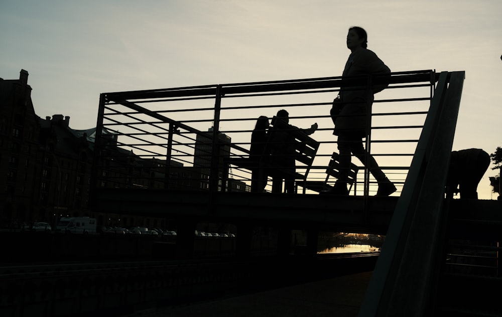 une personne marchant sur un pont