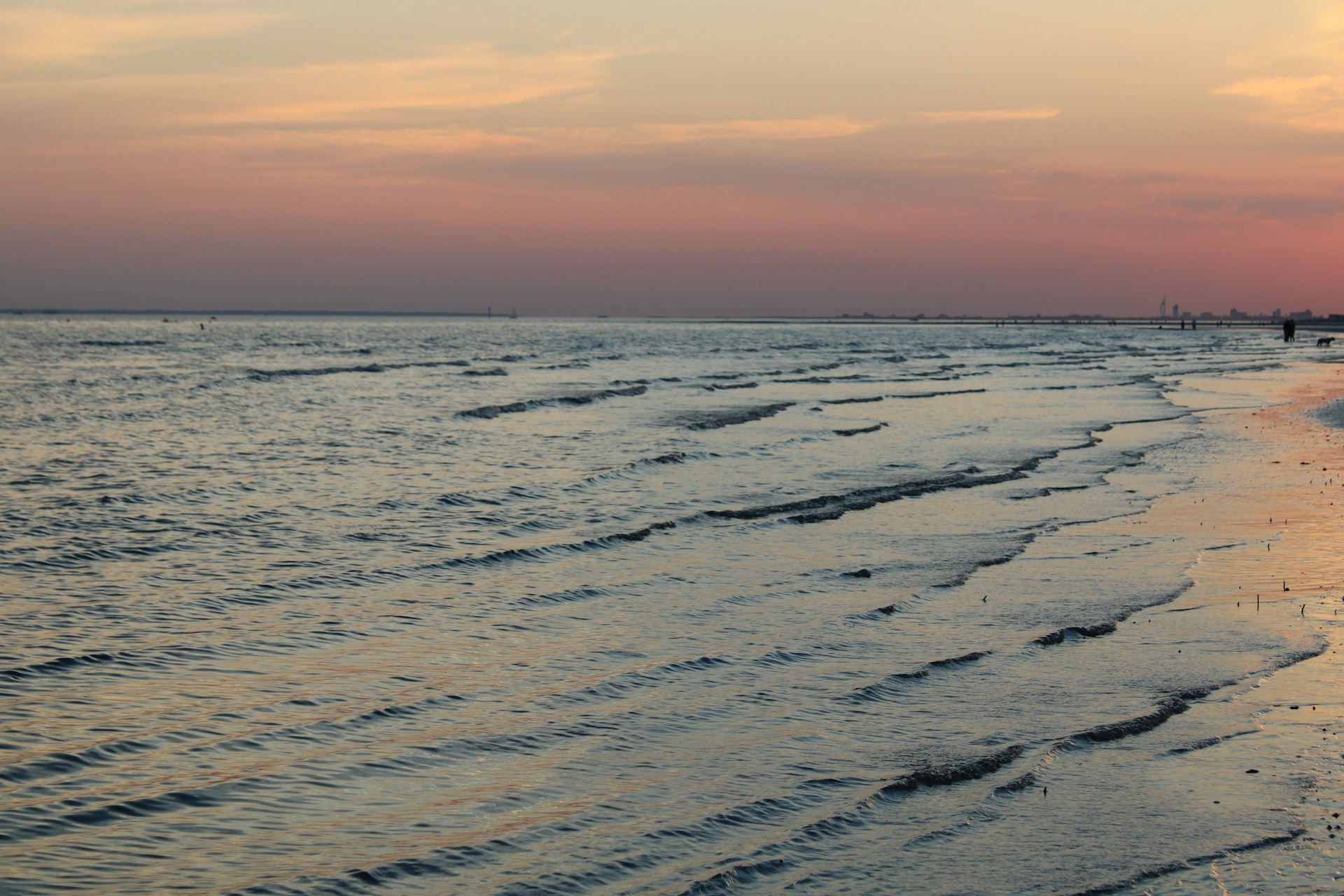 gray computer monitor