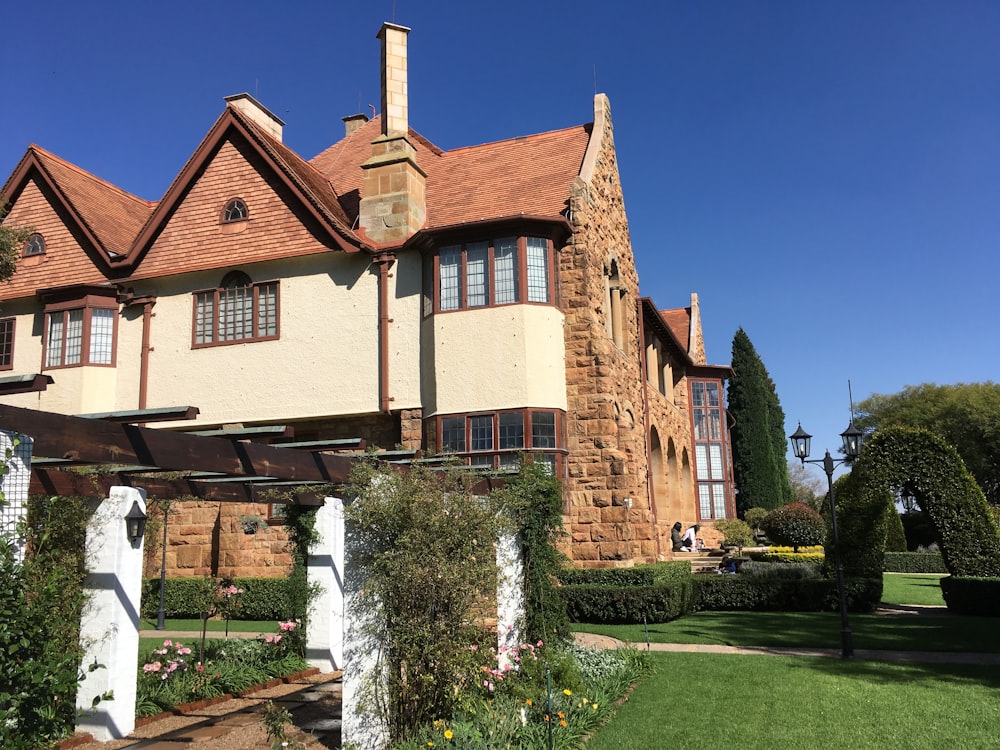 una grande casa con un giardino di fronte