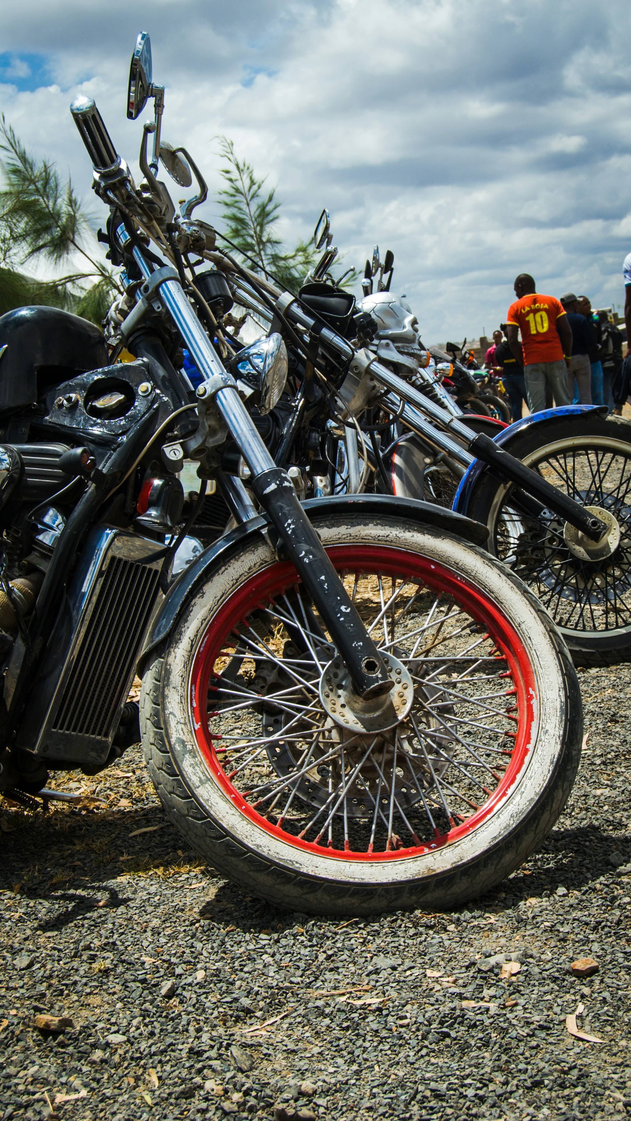 ein Motorrad, das am Straßenrand geparkt ist