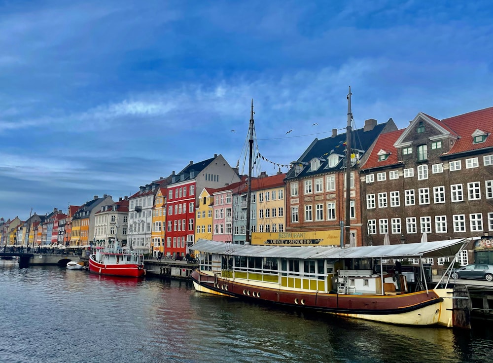 Ein Boot auf dem Wasser